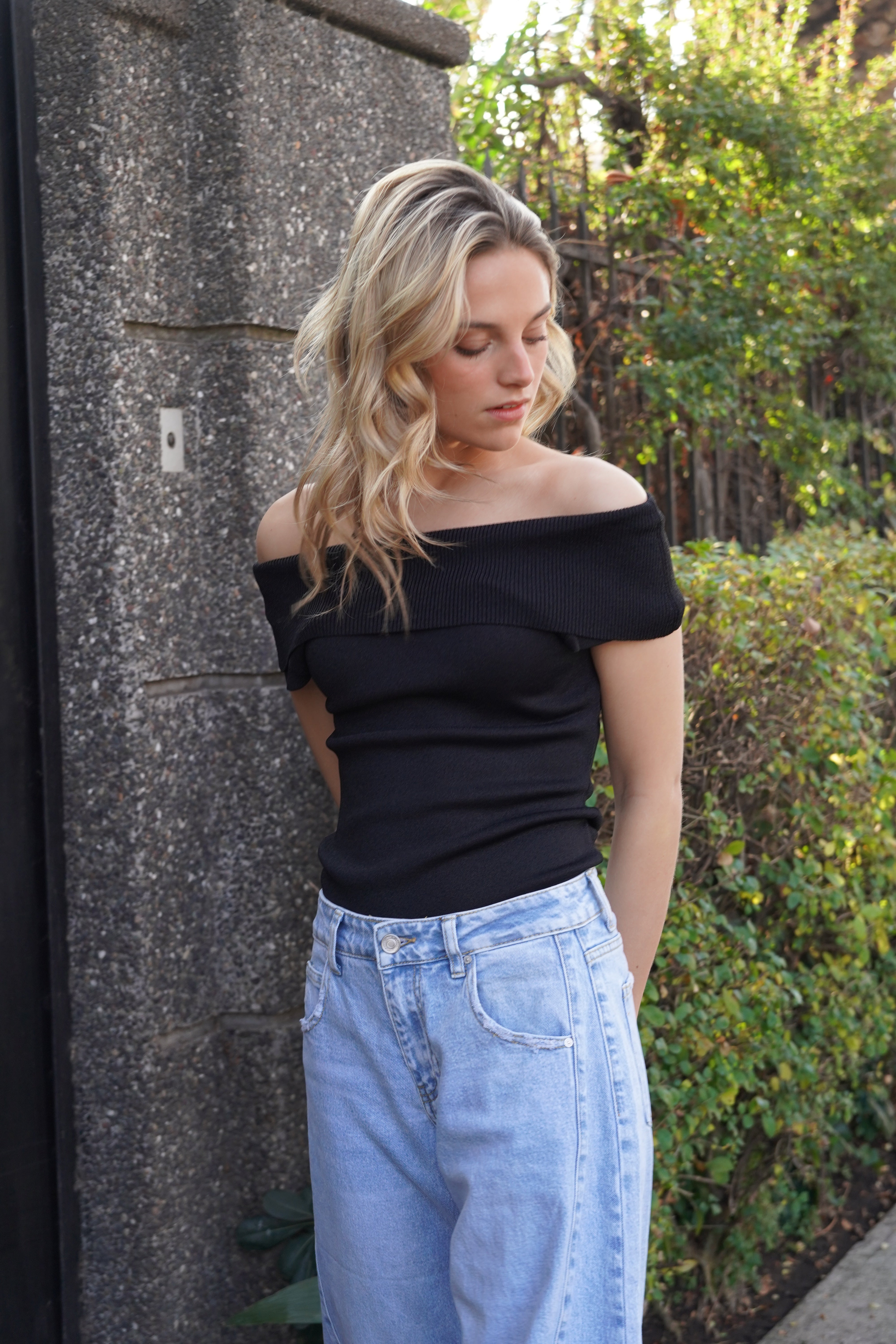 Blusa de lurex cuello bote drapeado negro