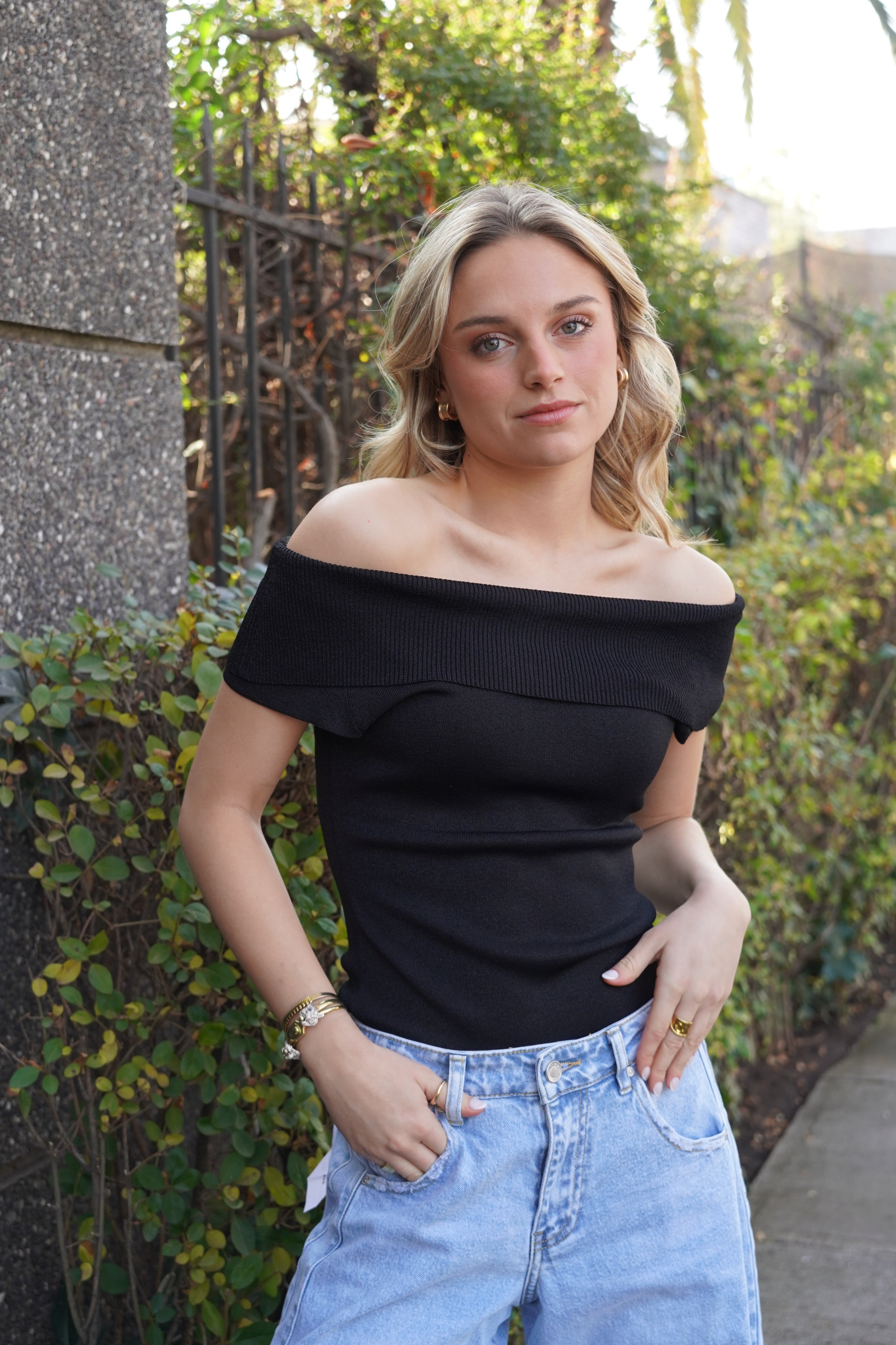 Blusa de lurex cuello bote drapeado negro