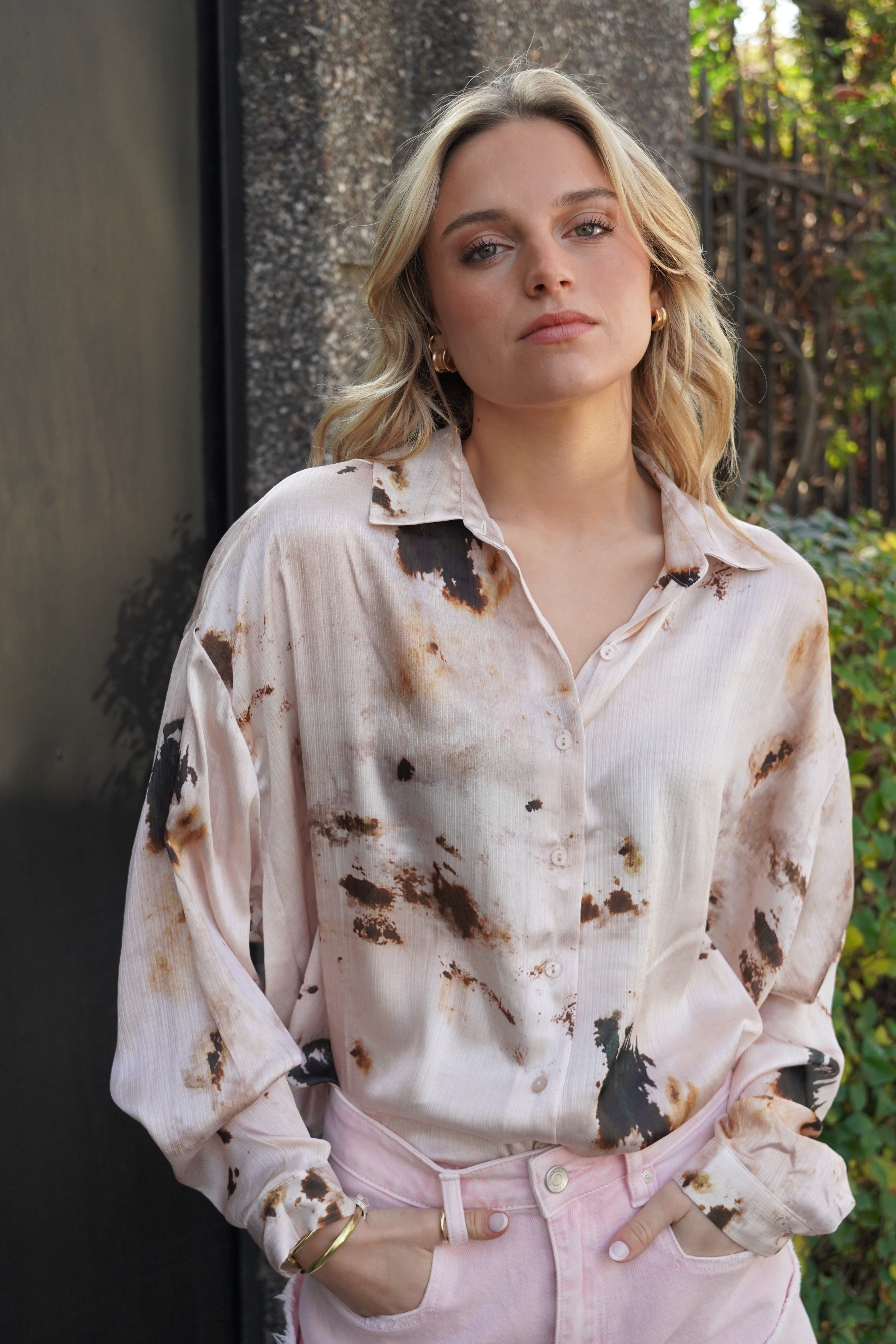 Blusa camisera estampado manchas verde militar amarillo beige