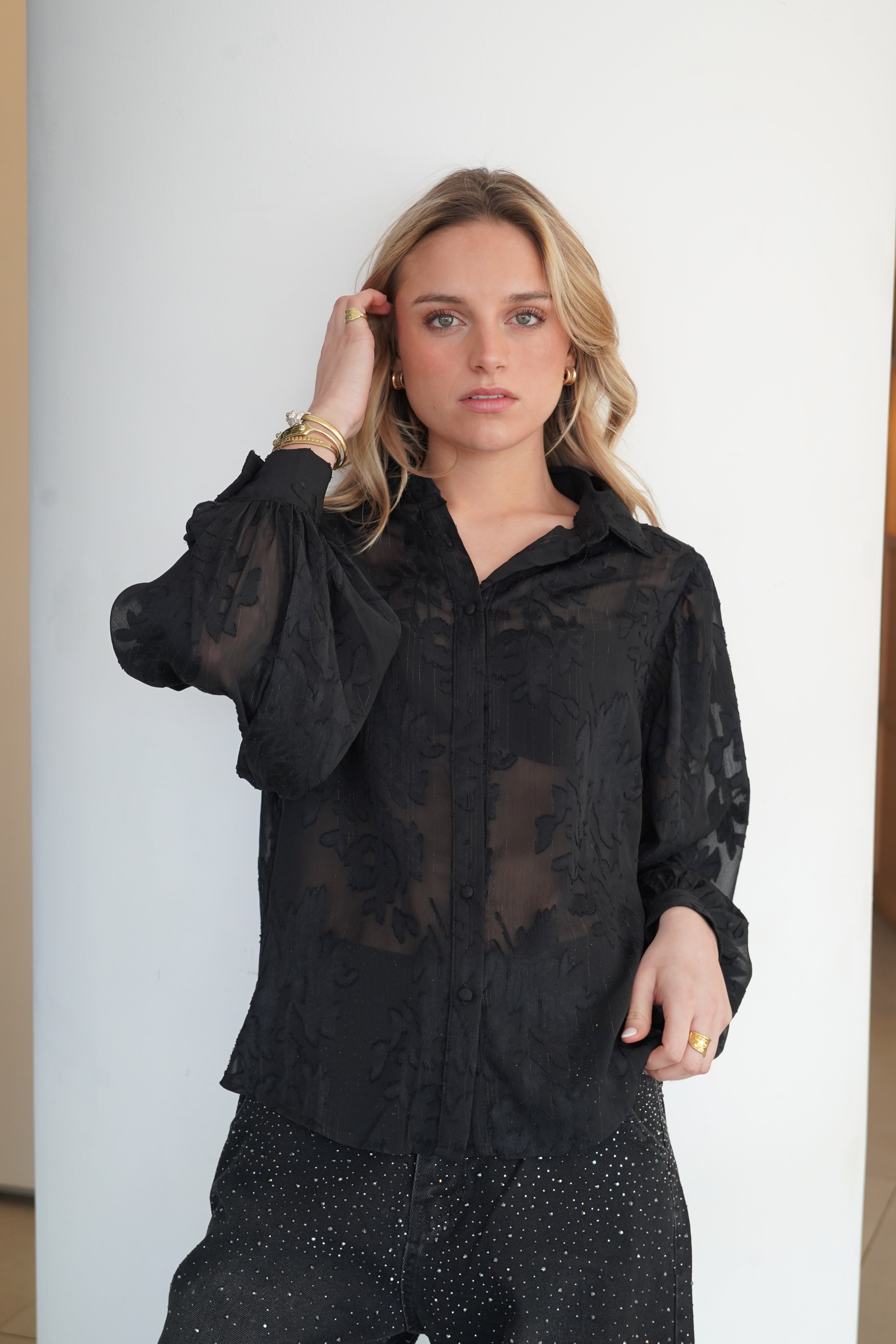 Blusa cuello camisero detalles de lurex con flores botones forrados negro