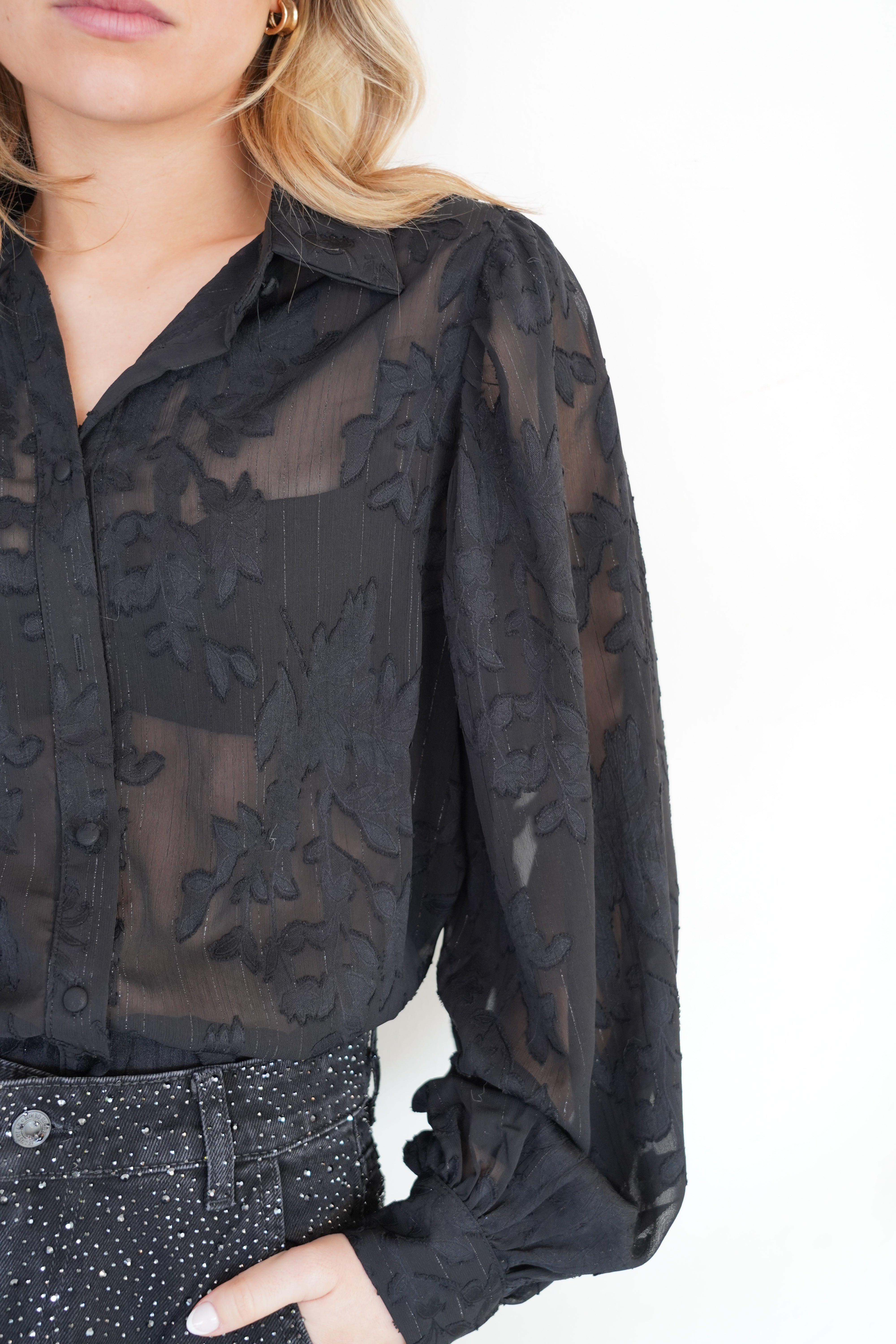 Blusa cuello camisero detalles de lurex con flores botones forrados negro