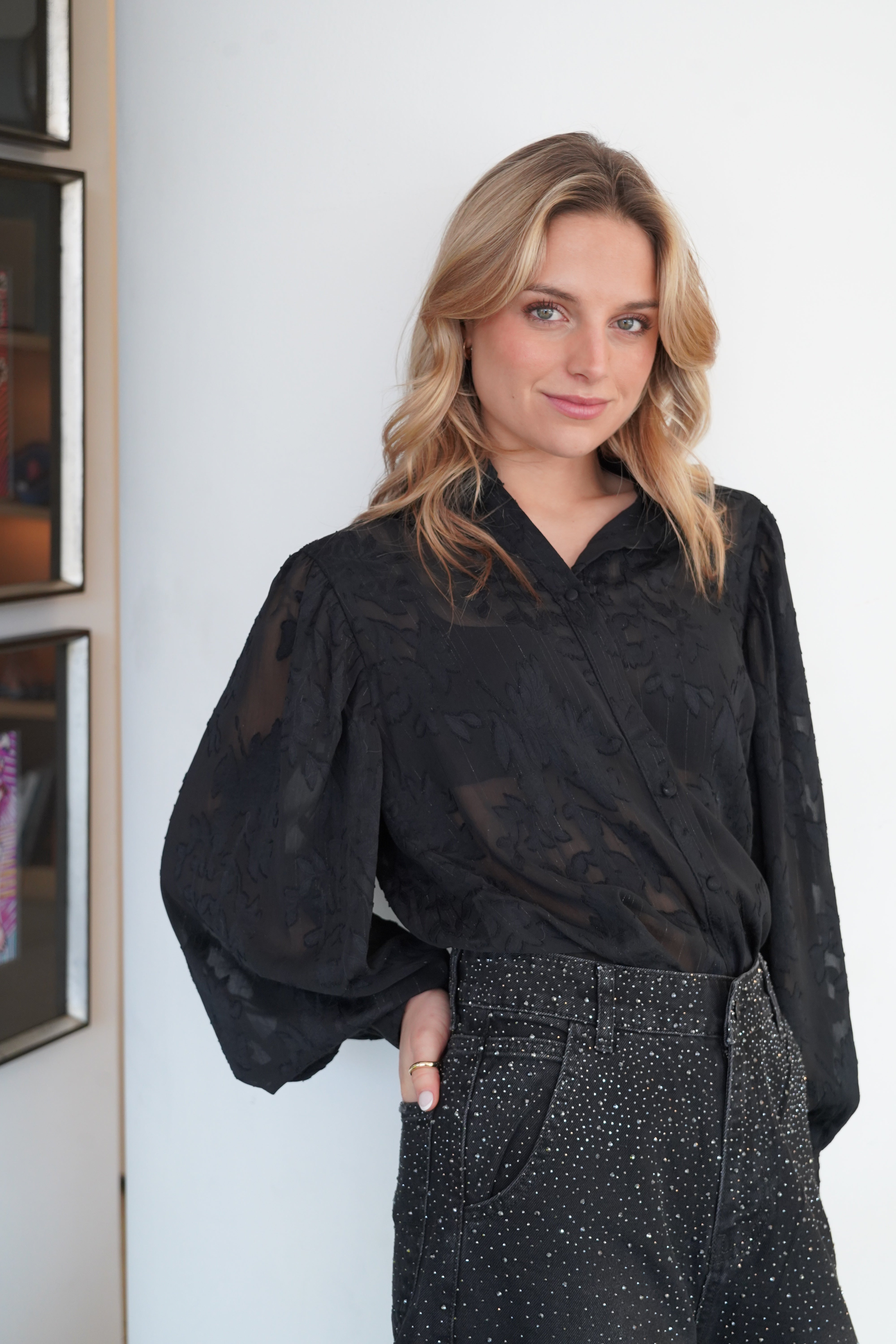 Blusa cuello camisero detalles de lurex con flores botones forrados negro