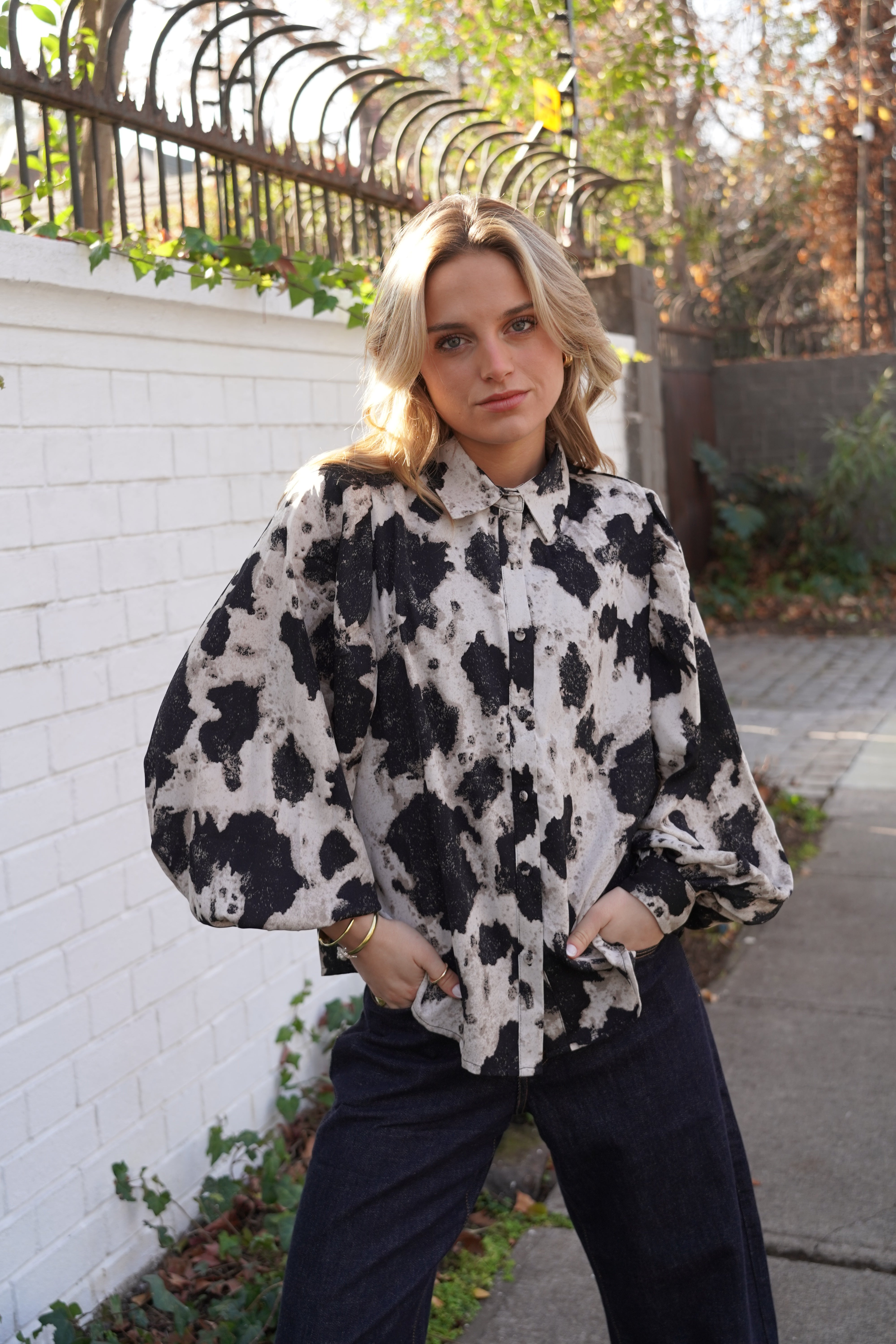 Blusa cuello mao estampado geométrico y flores blanco y negro