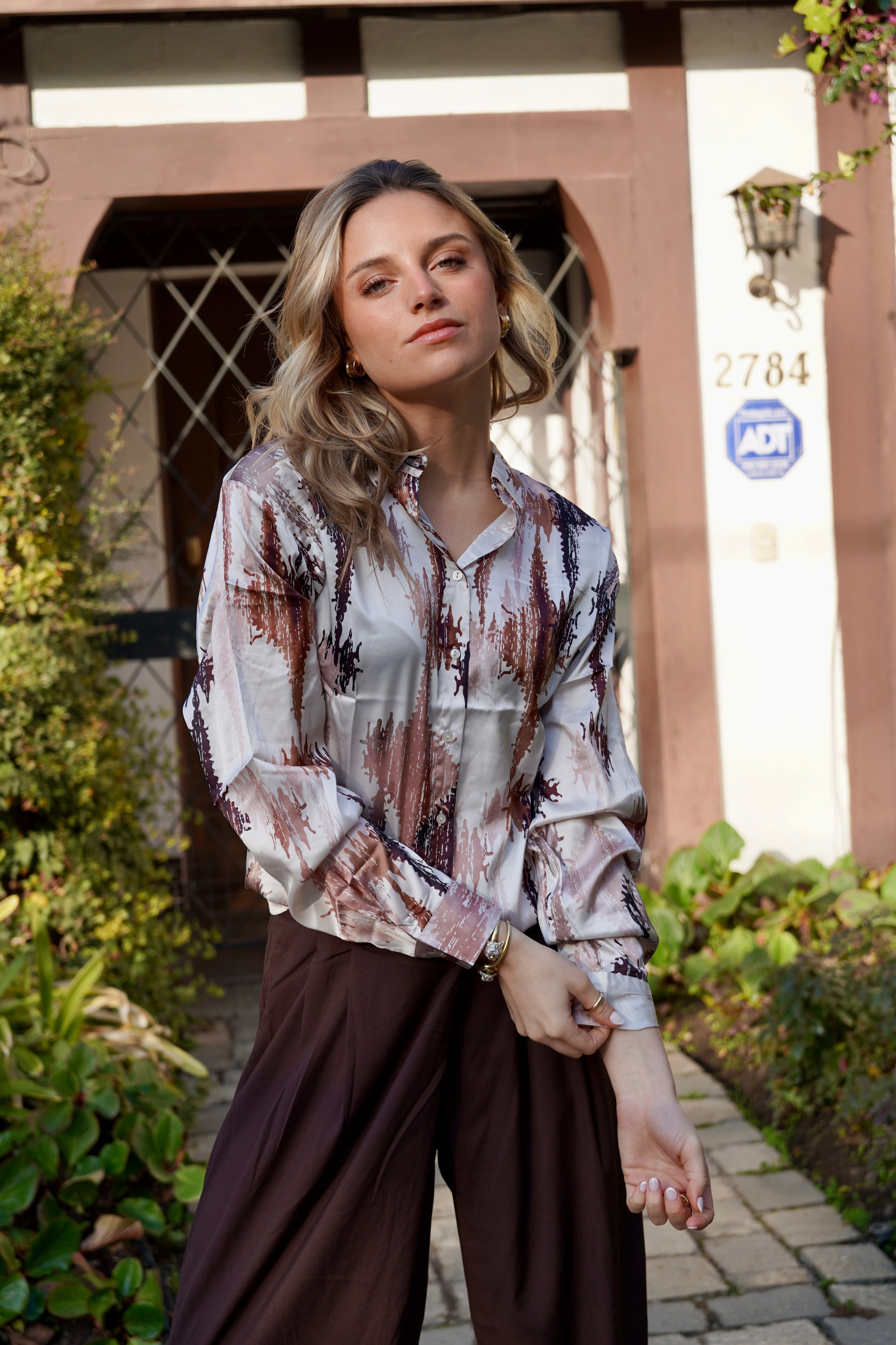 Blusa camisera estampado rombos manchas café beige crema