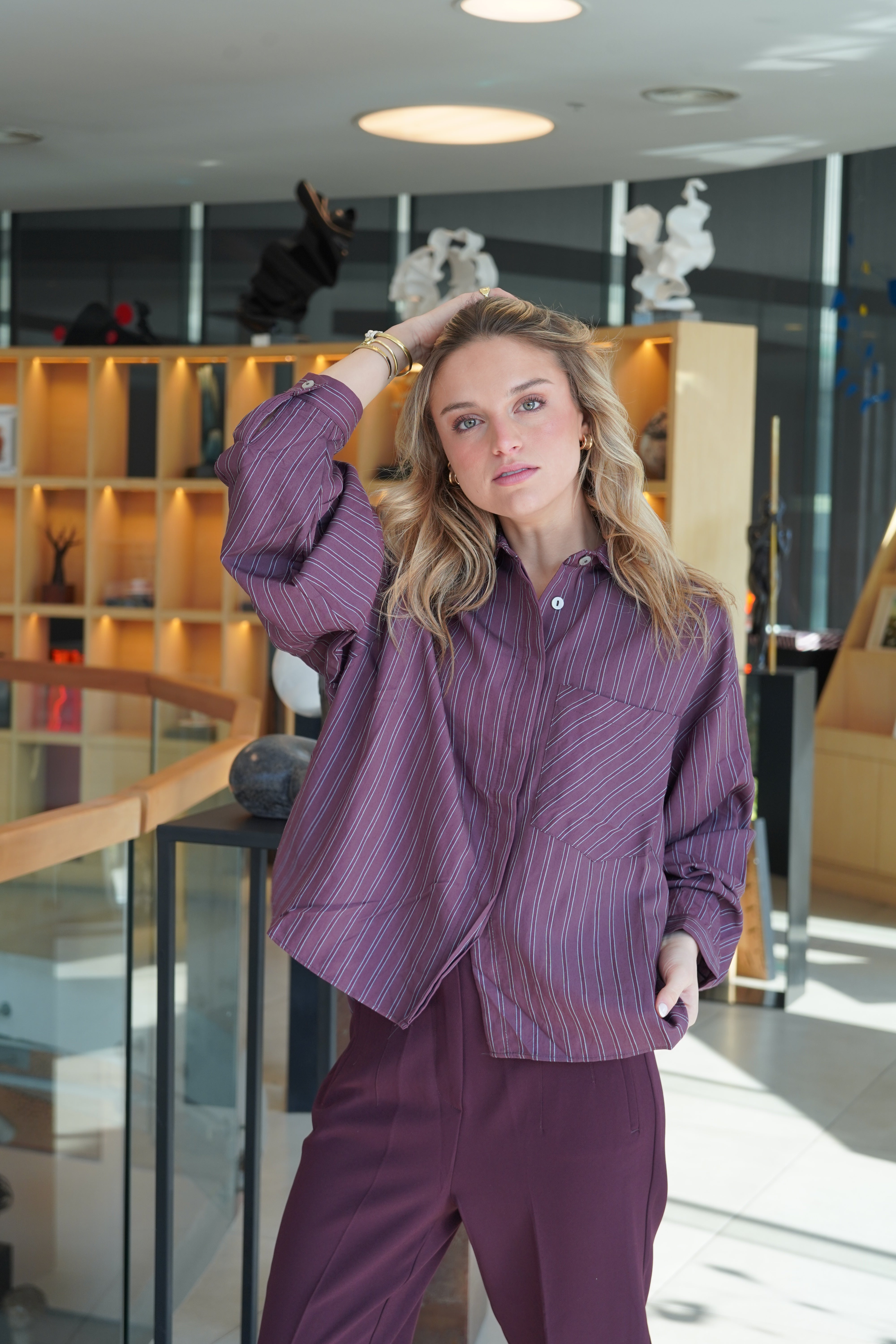 Blusa camisera de liyocell estampado líneas verticales celeste bolsillo delantero burdeo