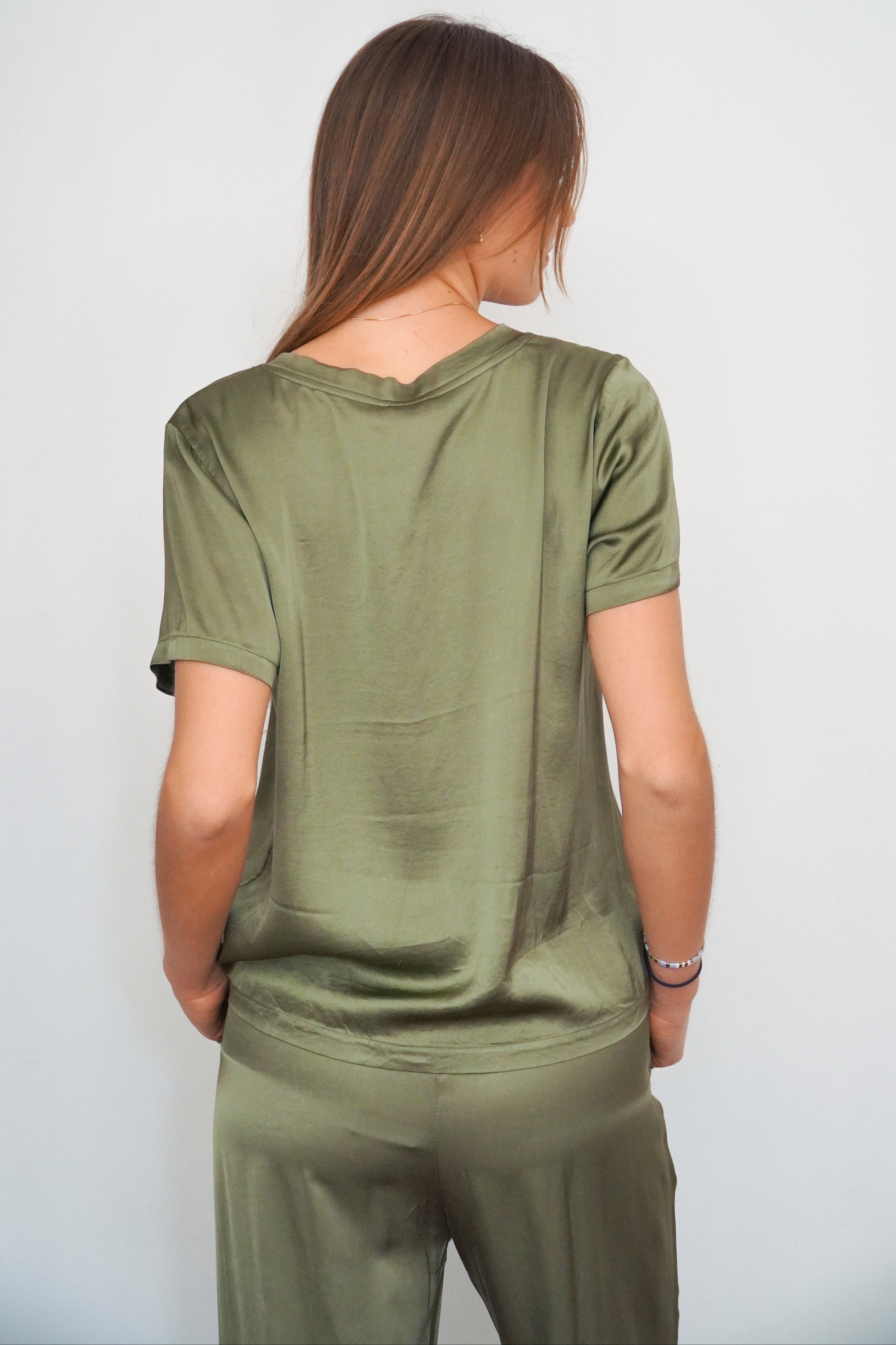 Polera verde militar viscosa seda cuello v manga corta