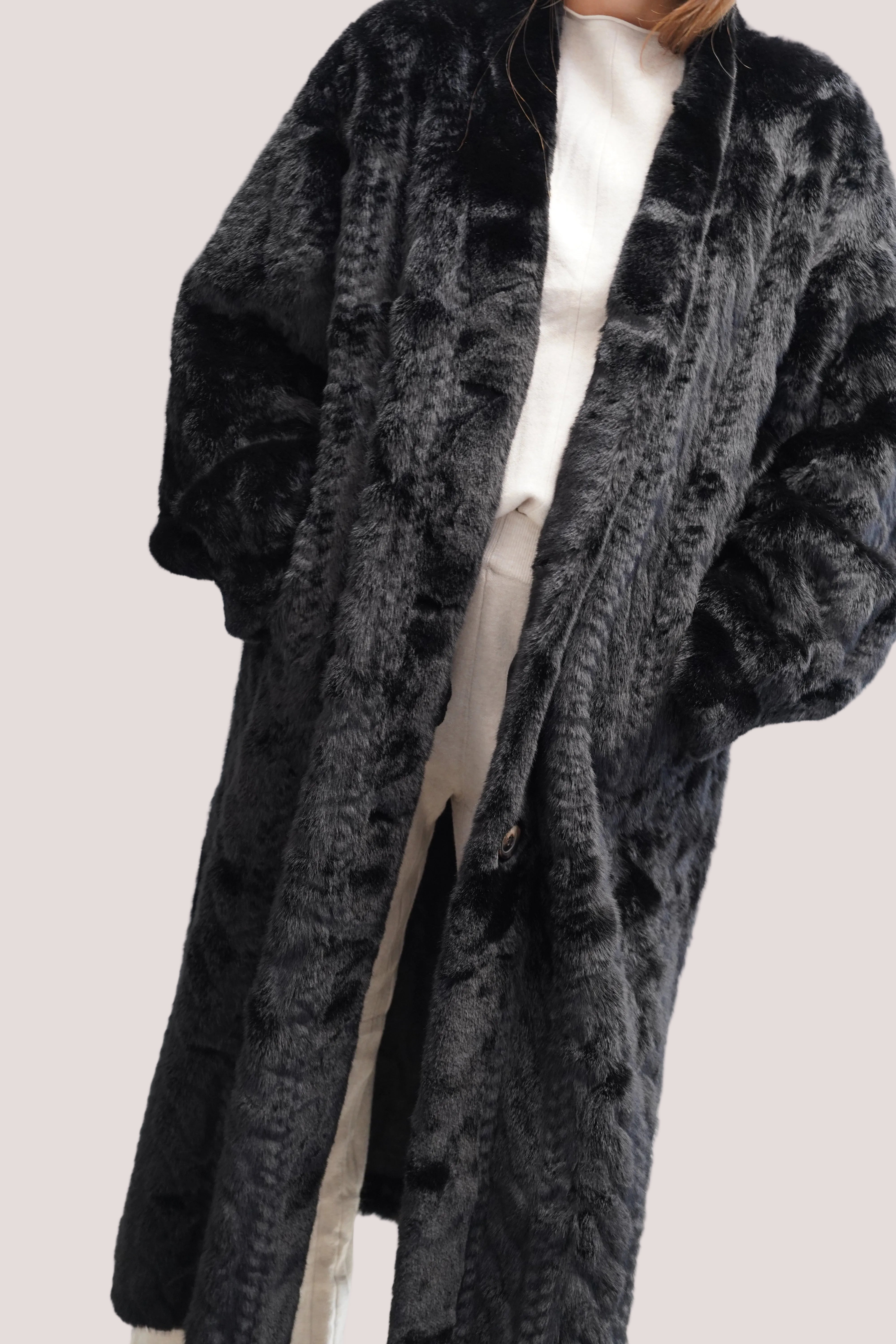 Abrigo faux fur largo negro