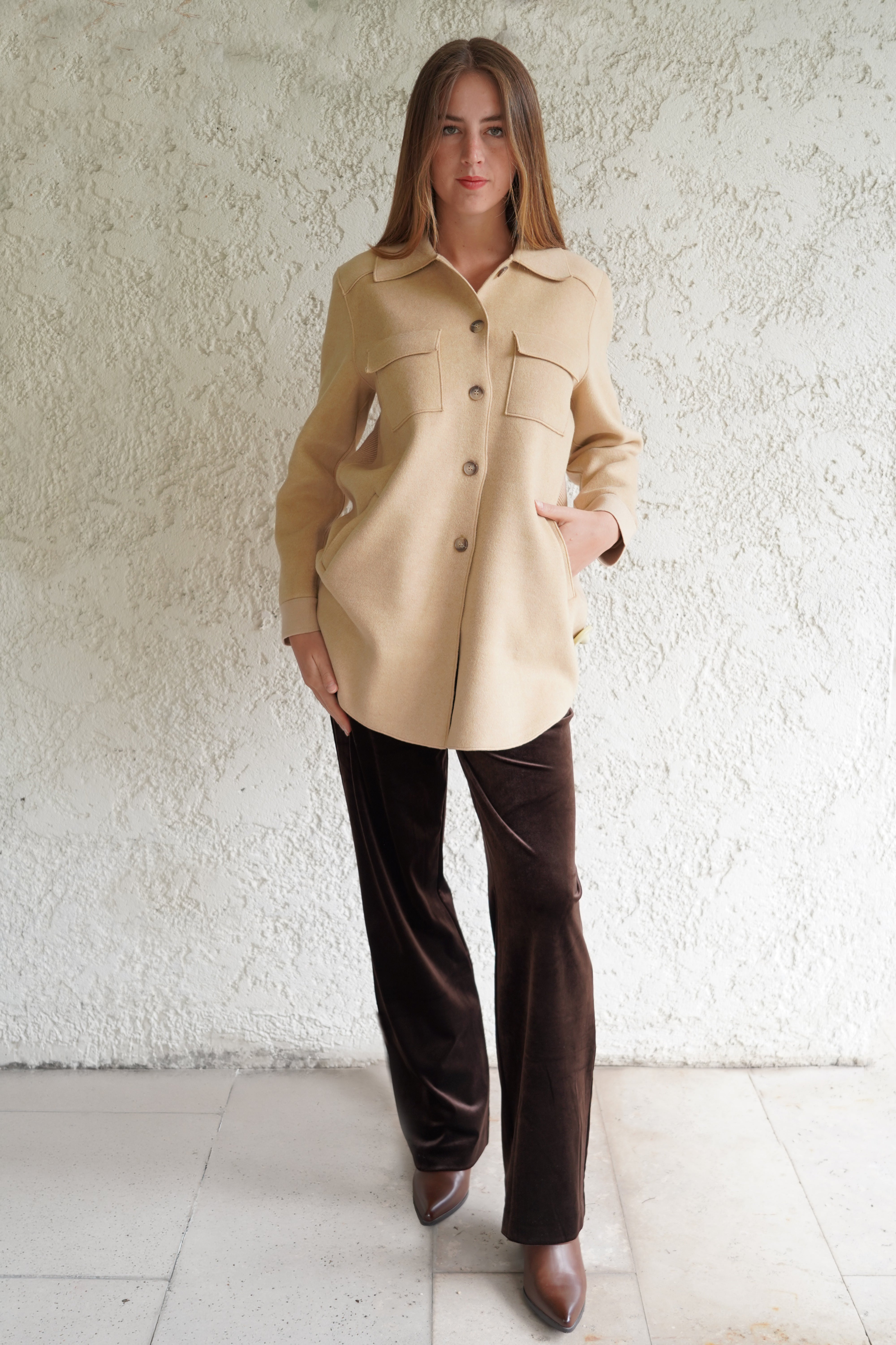 Abrigo beige corto cuello camisero doble textura tejido en espalda