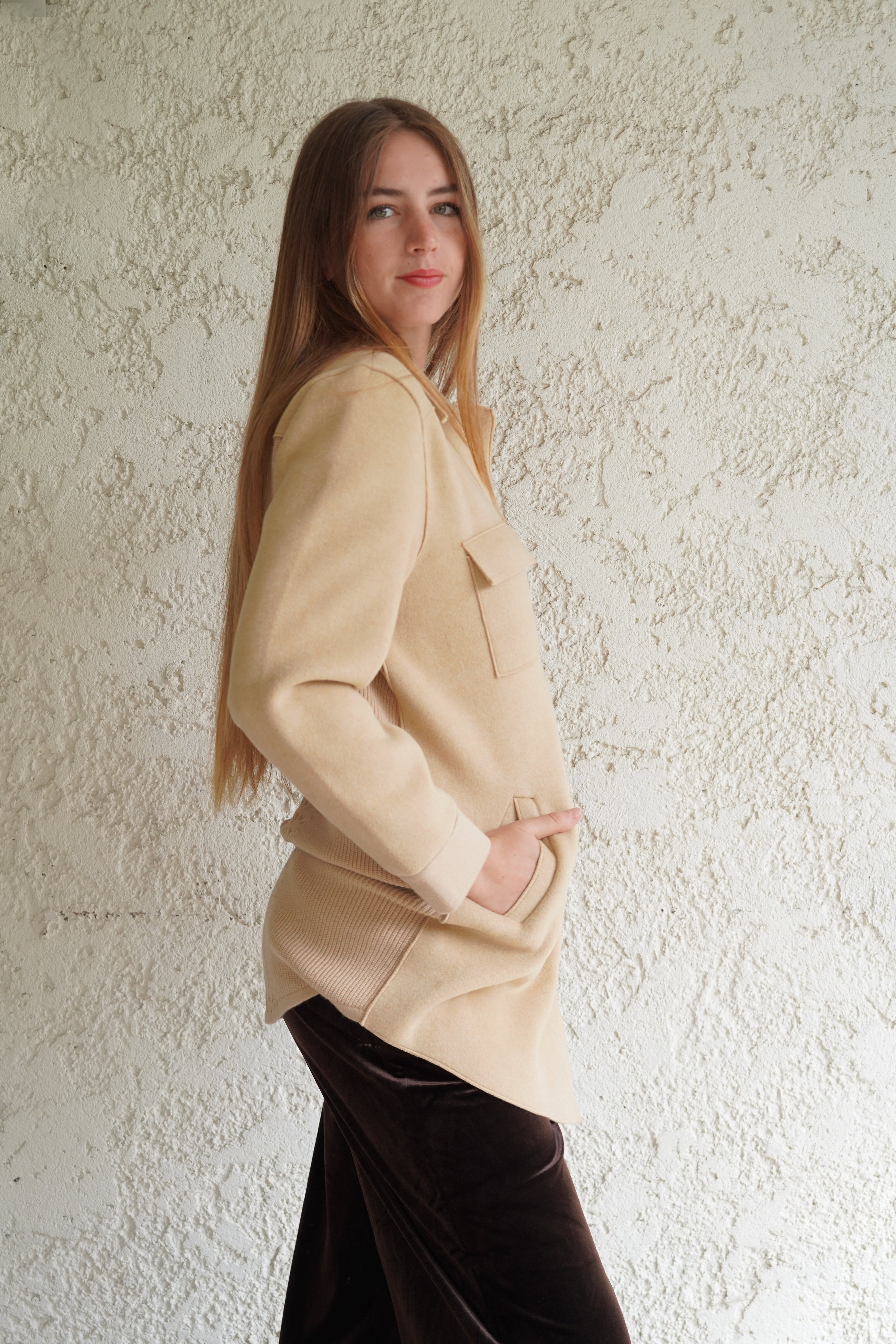 Abrigo beige corto cuello camisero doble textura tejido en espalda