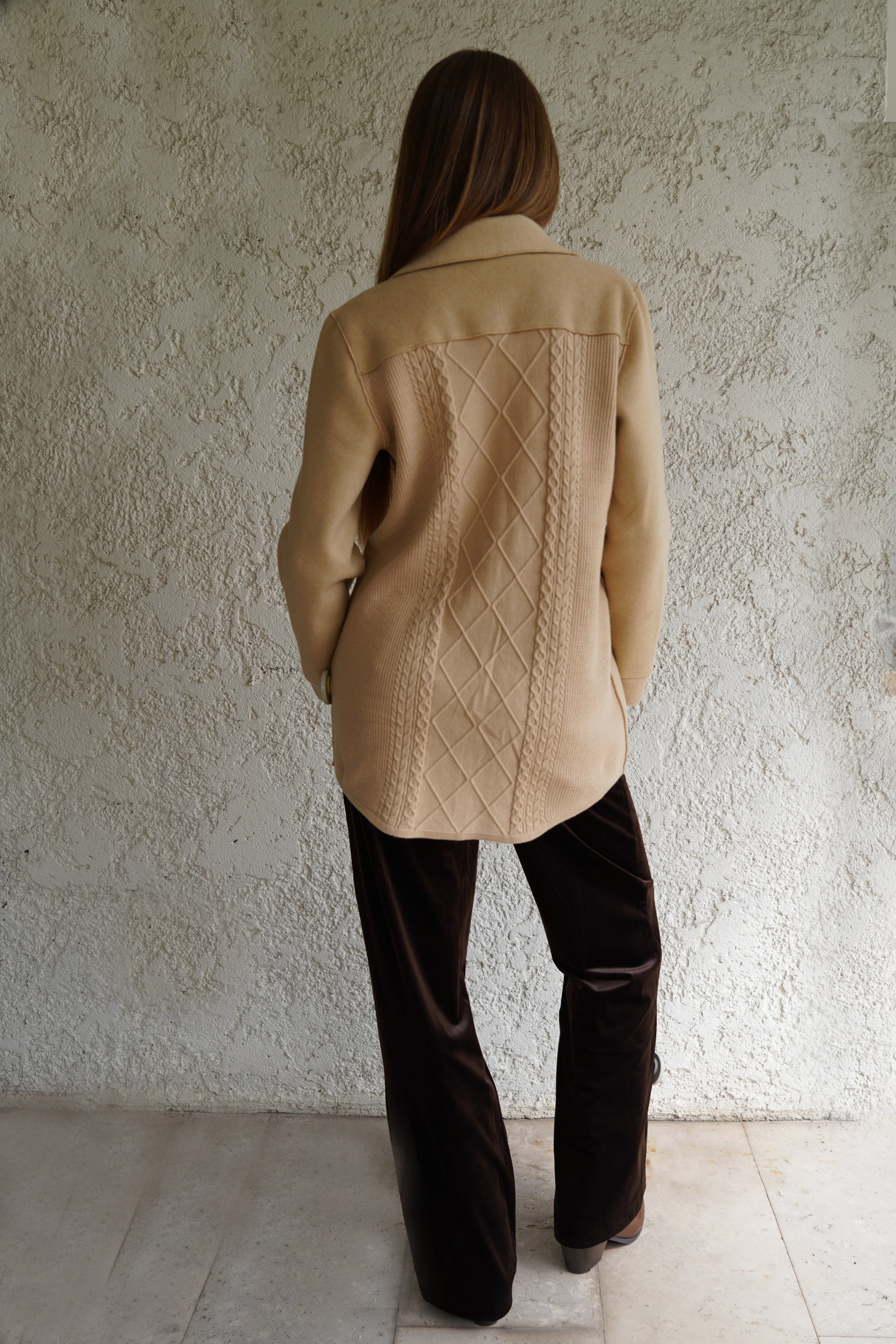 Abrigo beige corto cuello camisero doble textura tejido en espalda