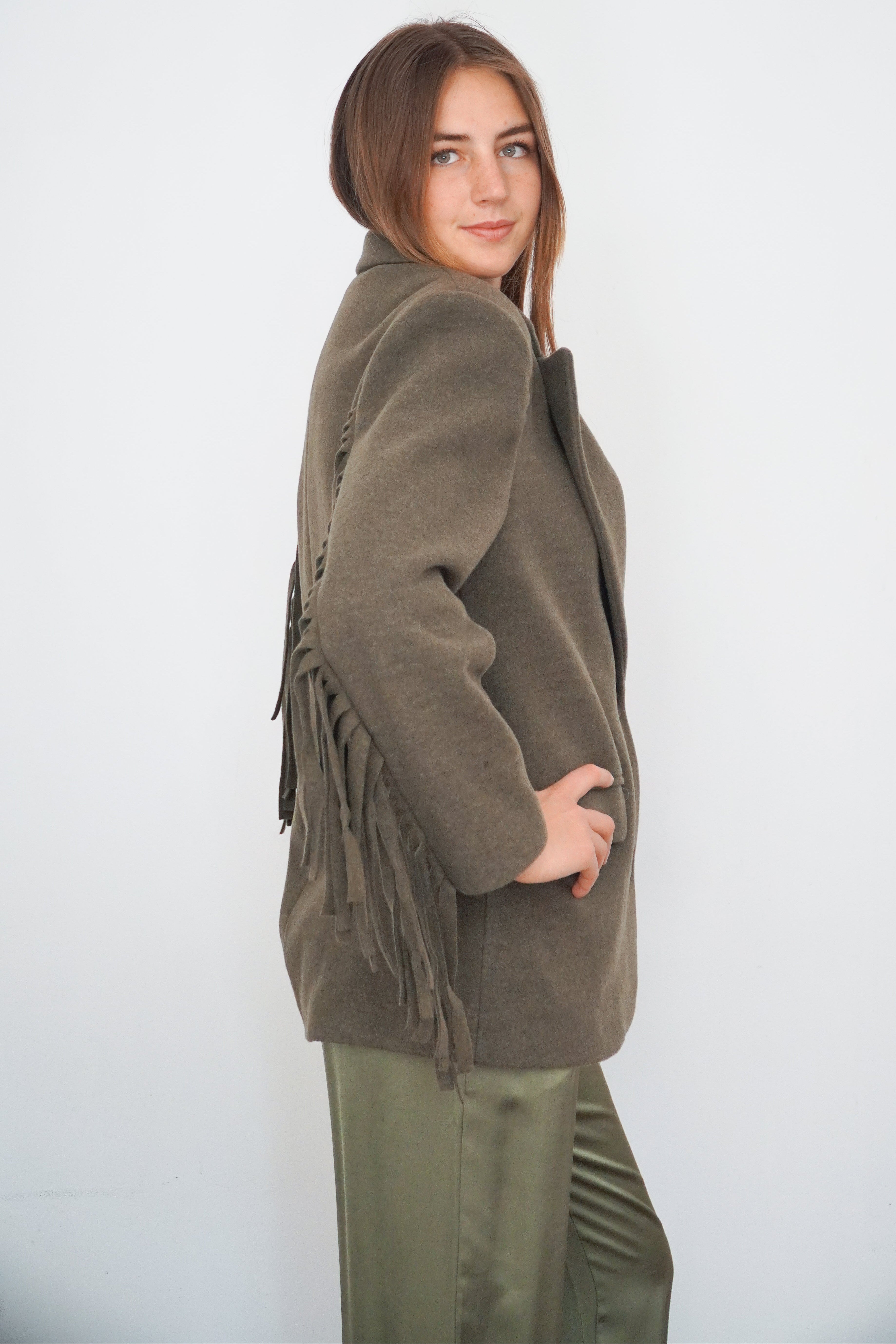 Abrigo verde midi cuello camisero manga larga con flecos