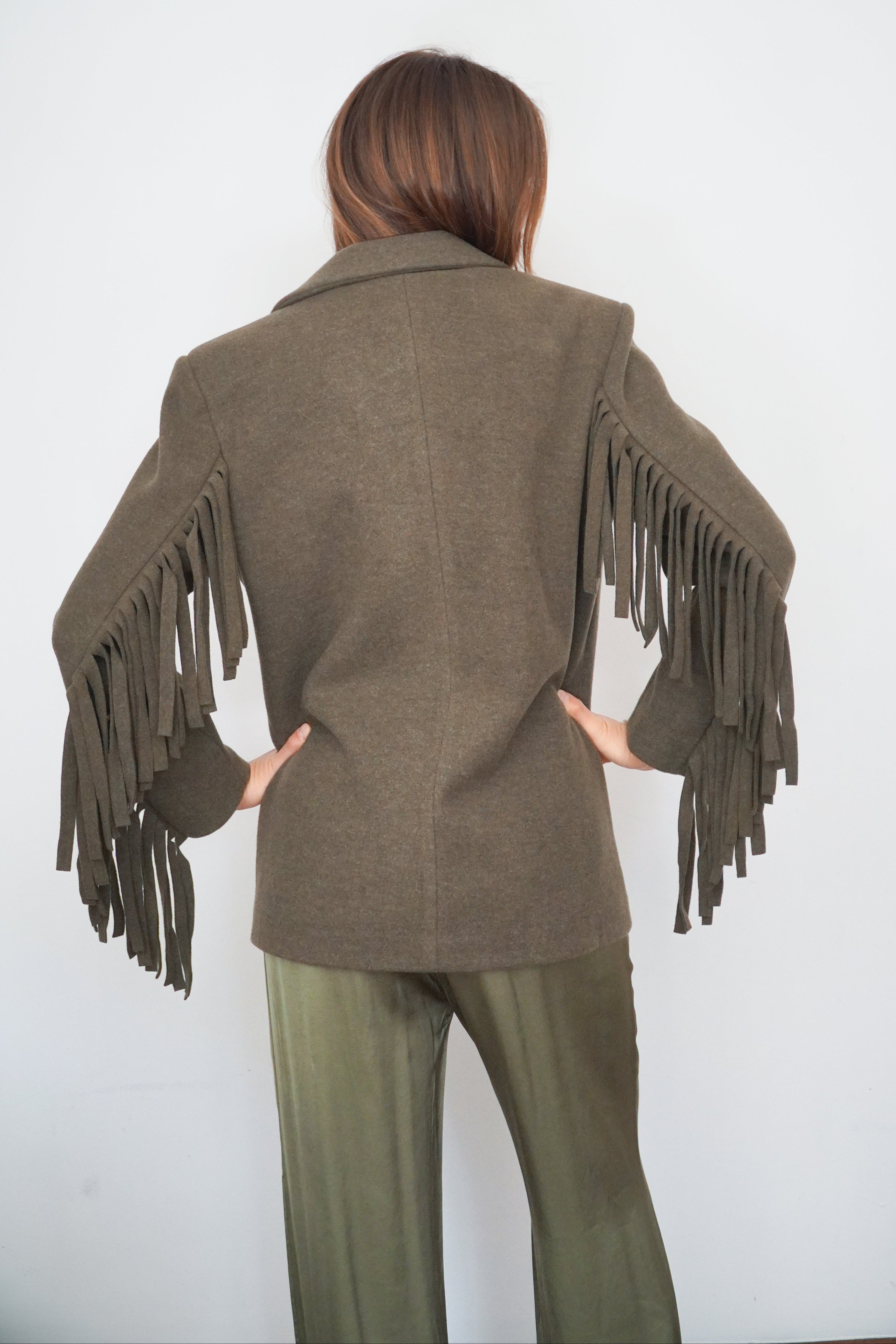 Abrigo verde midi cuello camisero manga larga con flecos