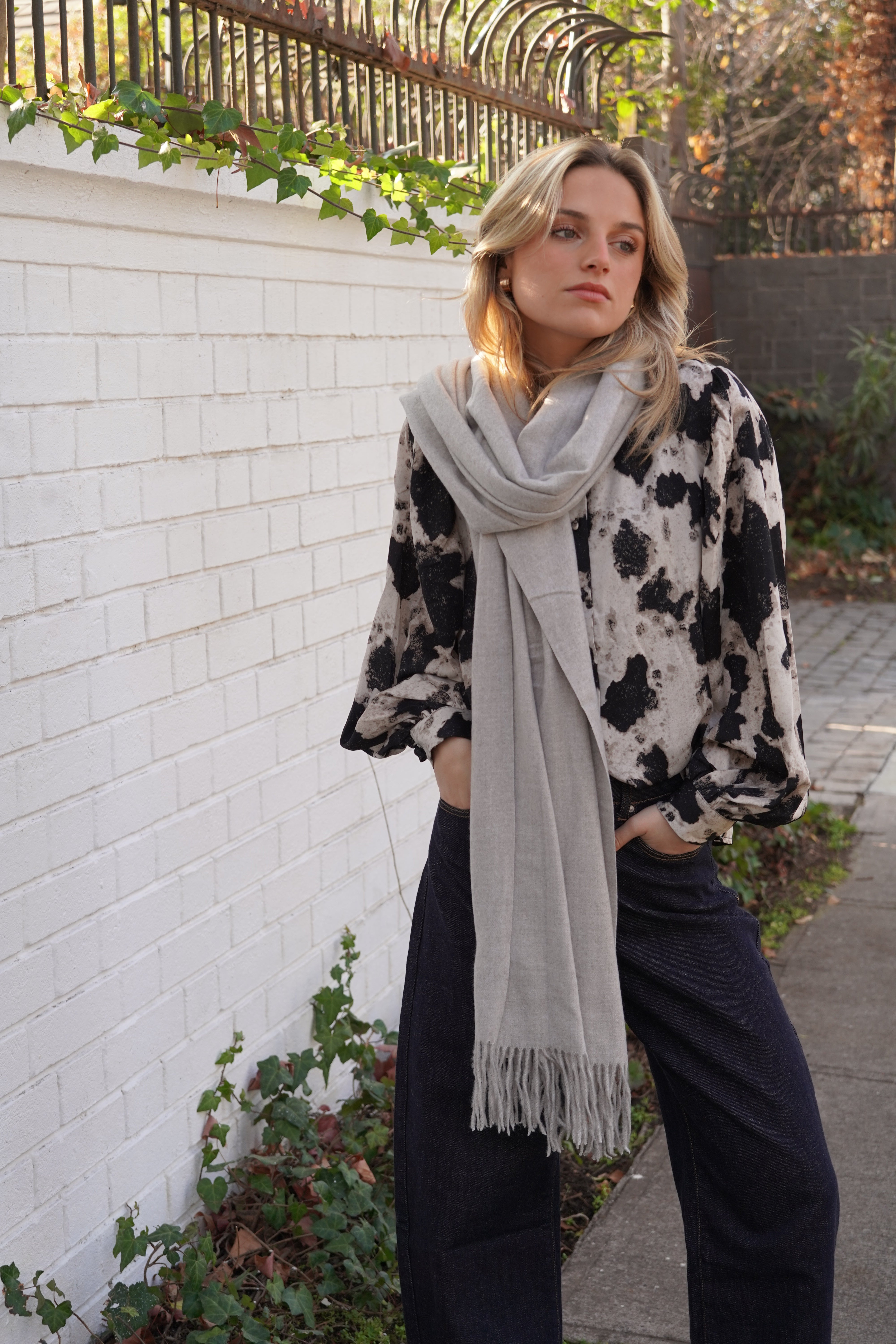 Pashmina de cachemira y lana con flecos en ruedo gris claro