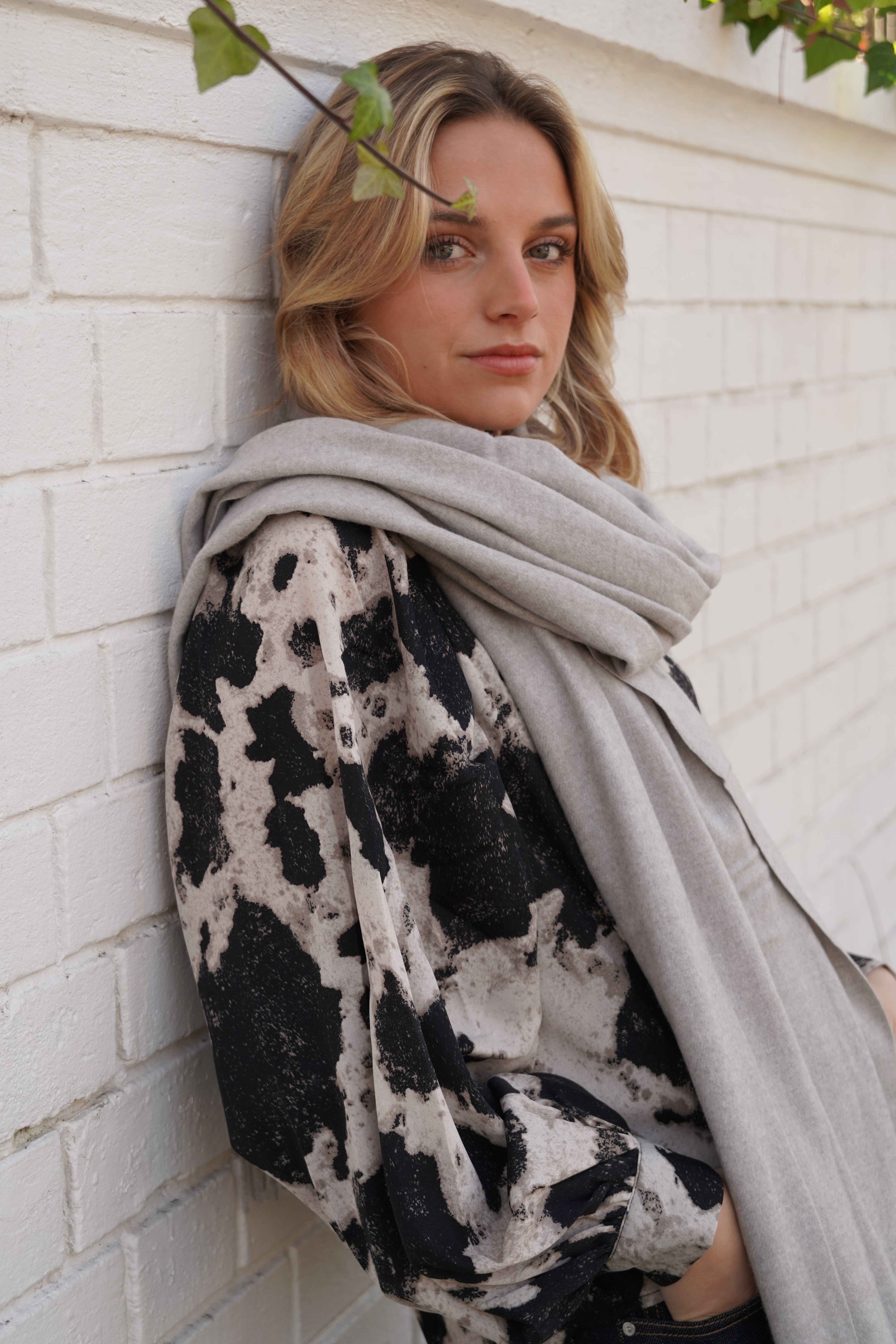 Pashmina de cachemira y lana con flecos en ruedo gris claro