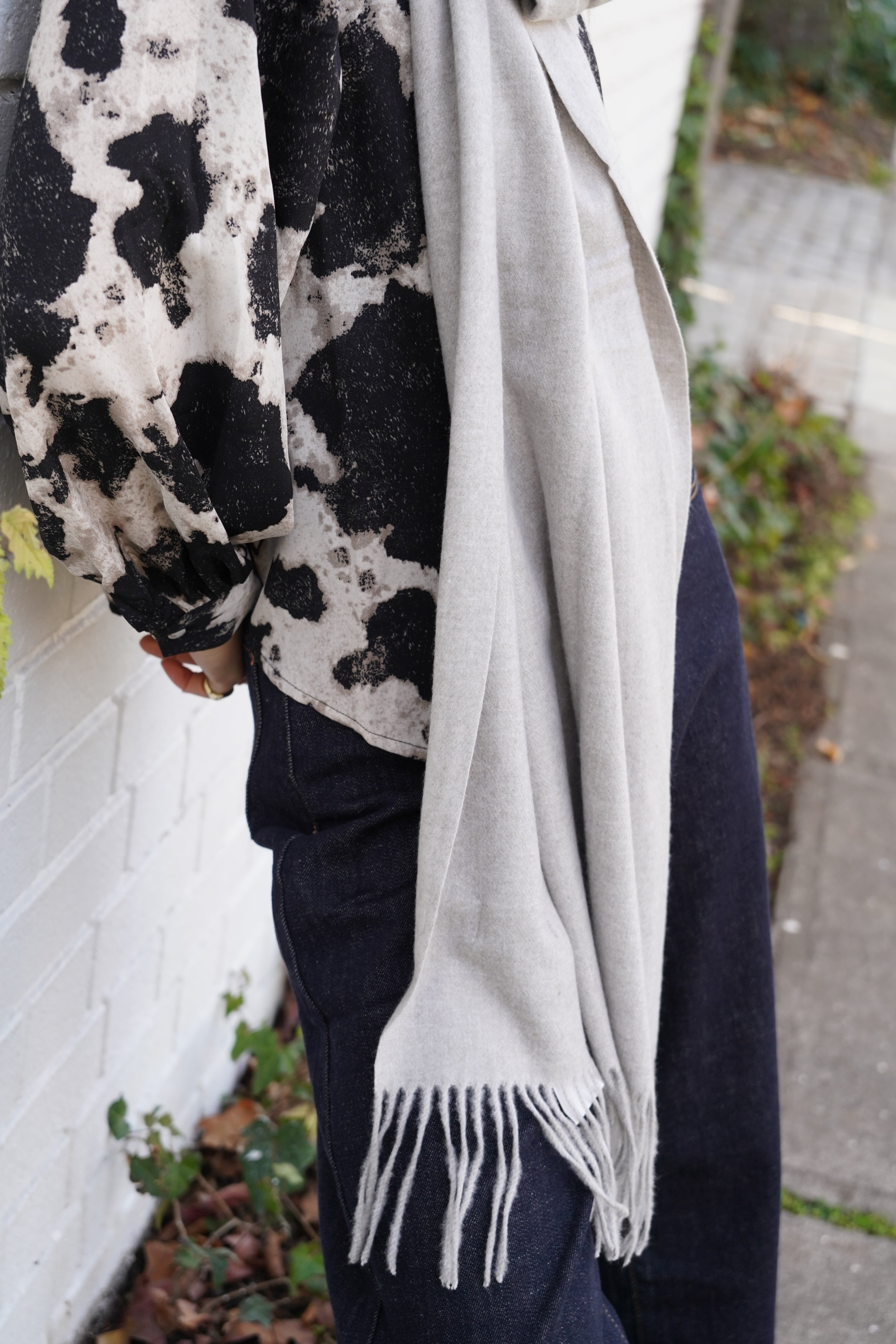 Pashmina de cachemira y lana con flecos en ruedo gris claro