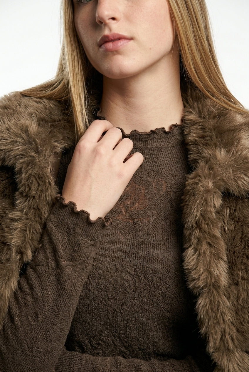 Chaqueta chocolate corta peluda cortes oblicuos con cierre