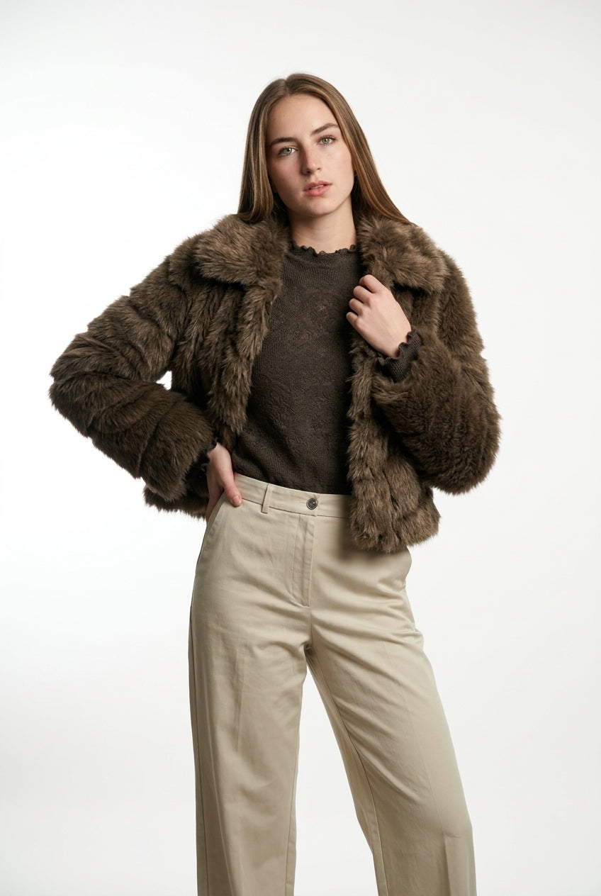 Chaqueta chocolate corta peluda cortes oblicuos con cierre