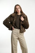 Chaqueta chocolate corta peluda cortes oblicuos con cierre