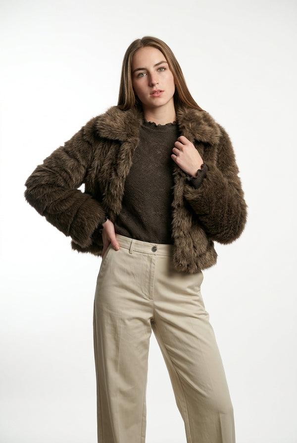 Chaqueta chocolate corta peluda cortes oblicuos con cierre