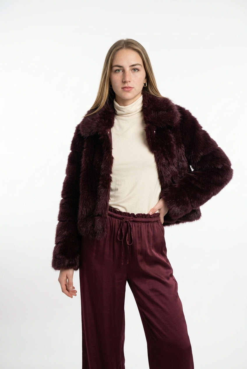 Chaqueta burgundy corta peluda cortes oblicuos con cierre