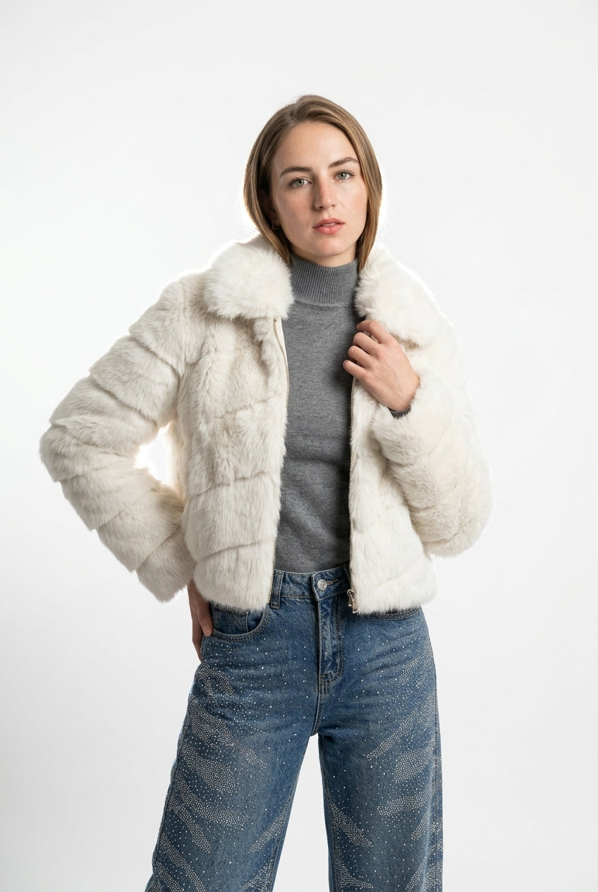 Chaqueta blanco corta peluda cortes oblicuos con cierre