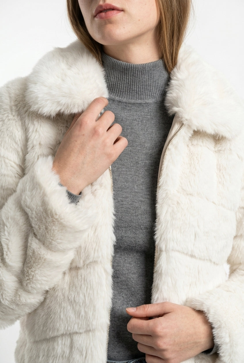 Chaqueta blanco corta peluda cortes oblicuos con cierre