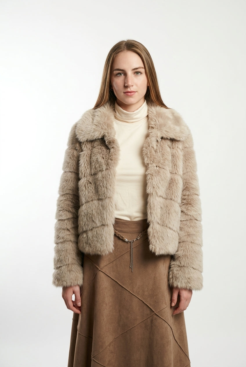 Chaqueta taupé corta peluda cortes oblicuos con cierre