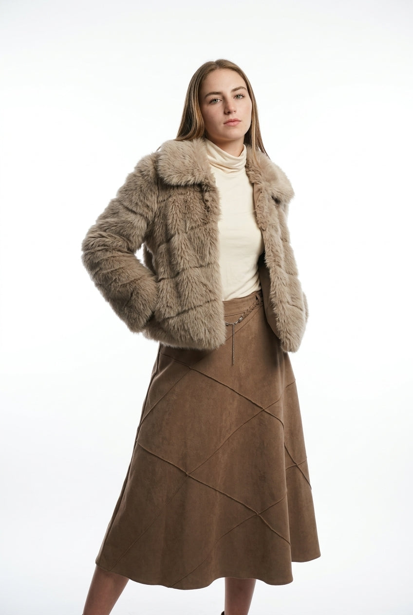 Chaqueta taupé corta peluda cortes oblicuos con cierre