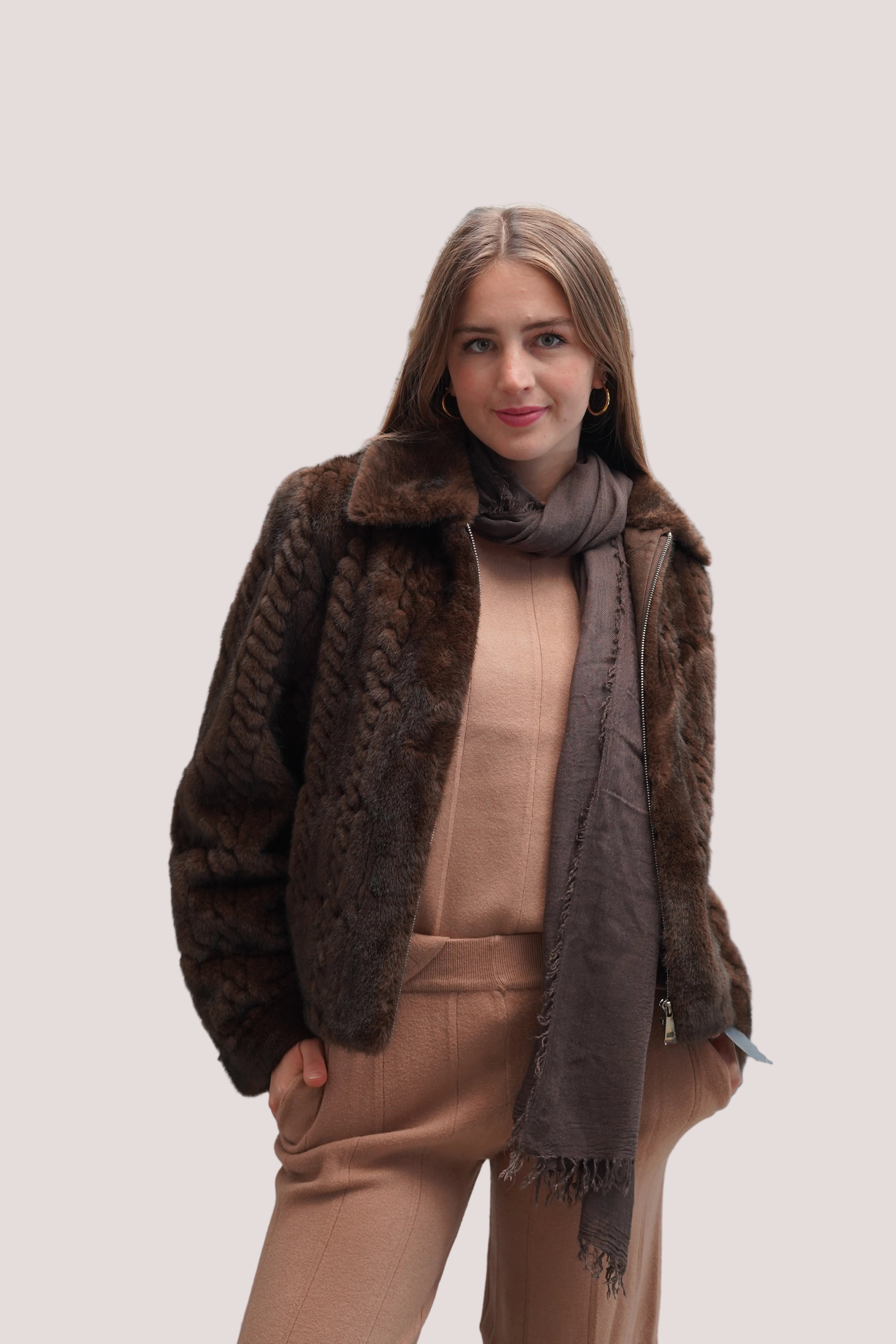 Chaqueta faux fur detalles trenzados chocolate