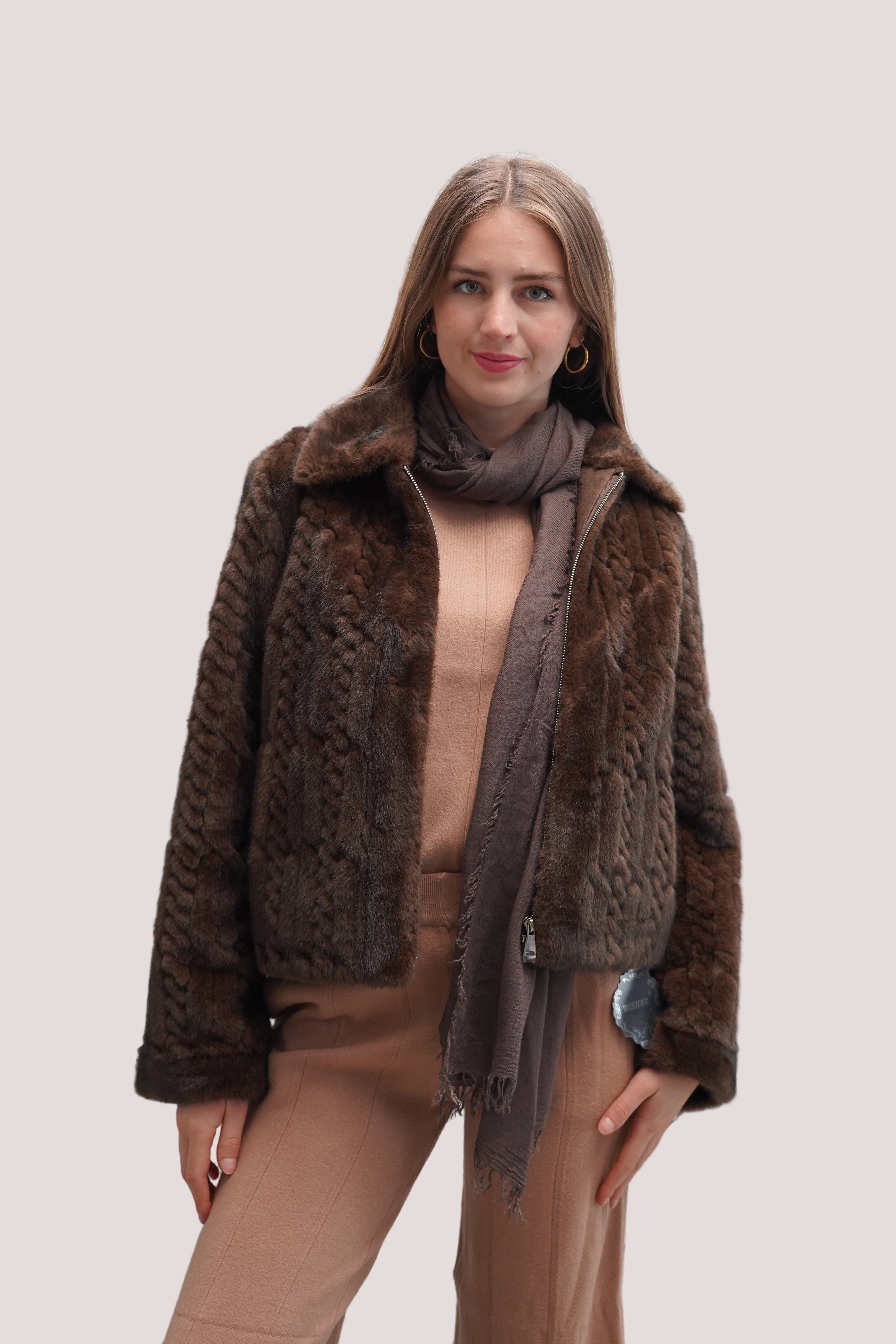 Chaqueta faux fur detalles trenzados chocolate