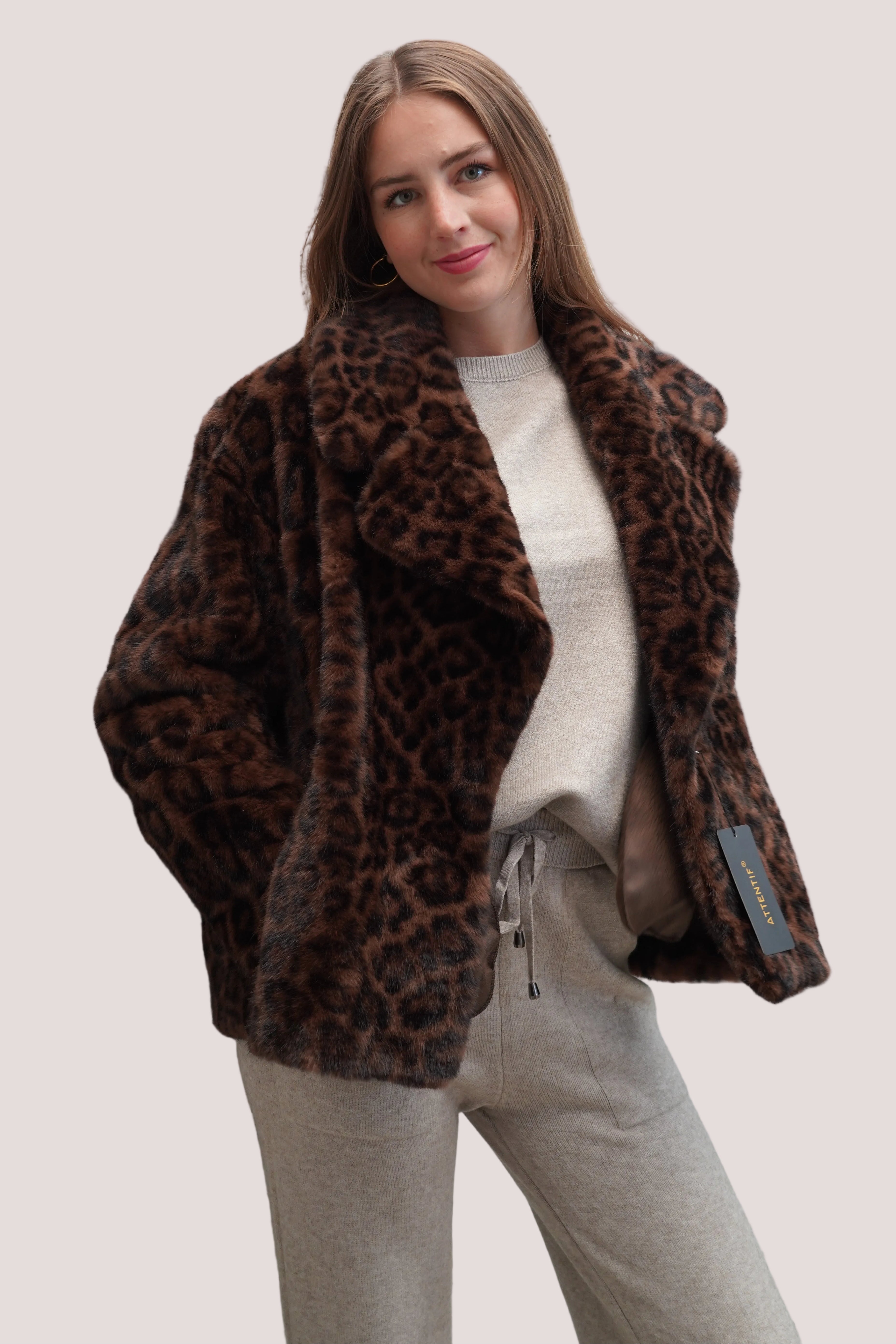Chaqueta faux fur leopardo con broches reversible de ecocuero café chocolate
