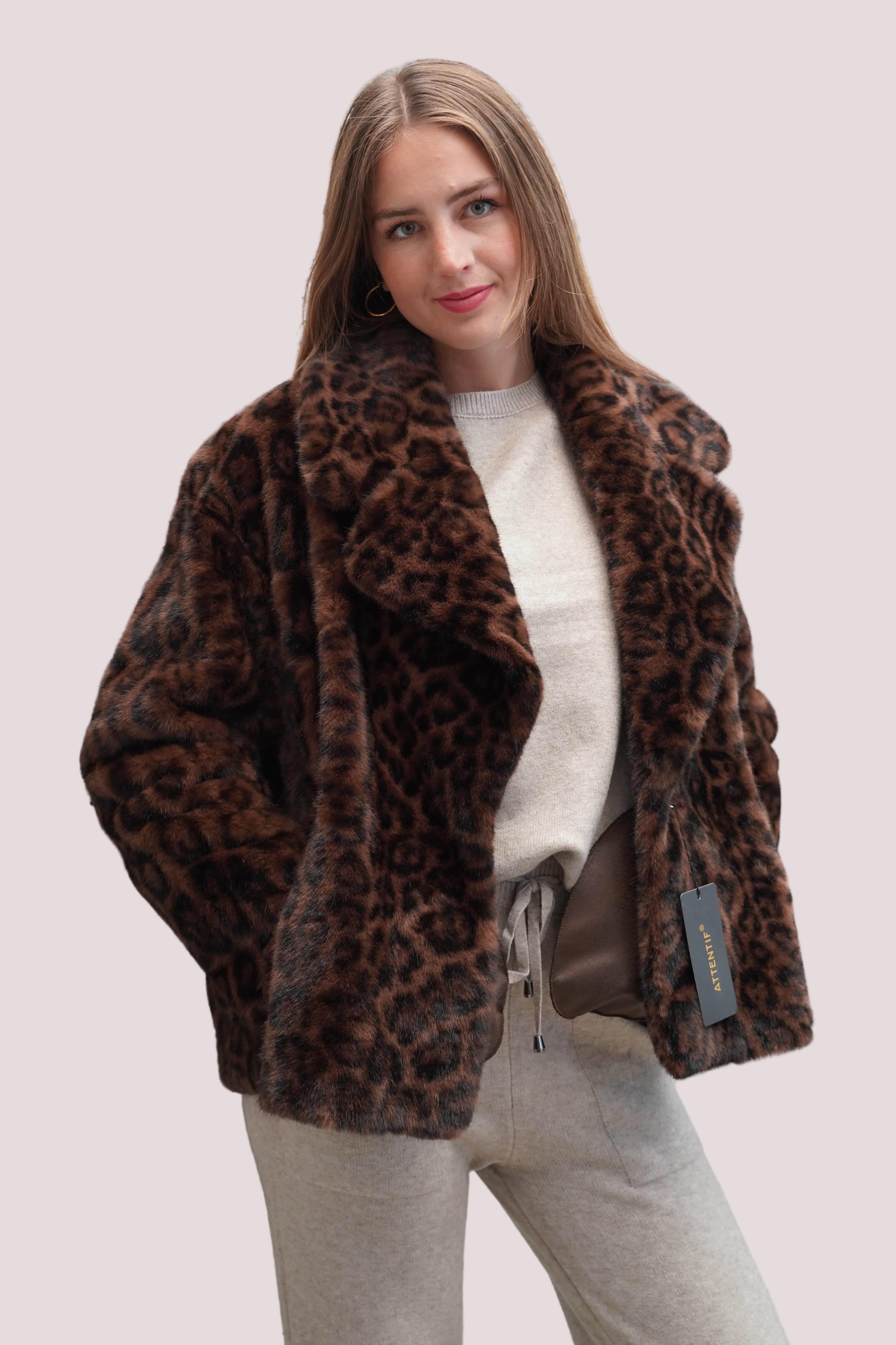 Chaqueta faux fur leopardo con broches reversible de ecocuero café chocolate