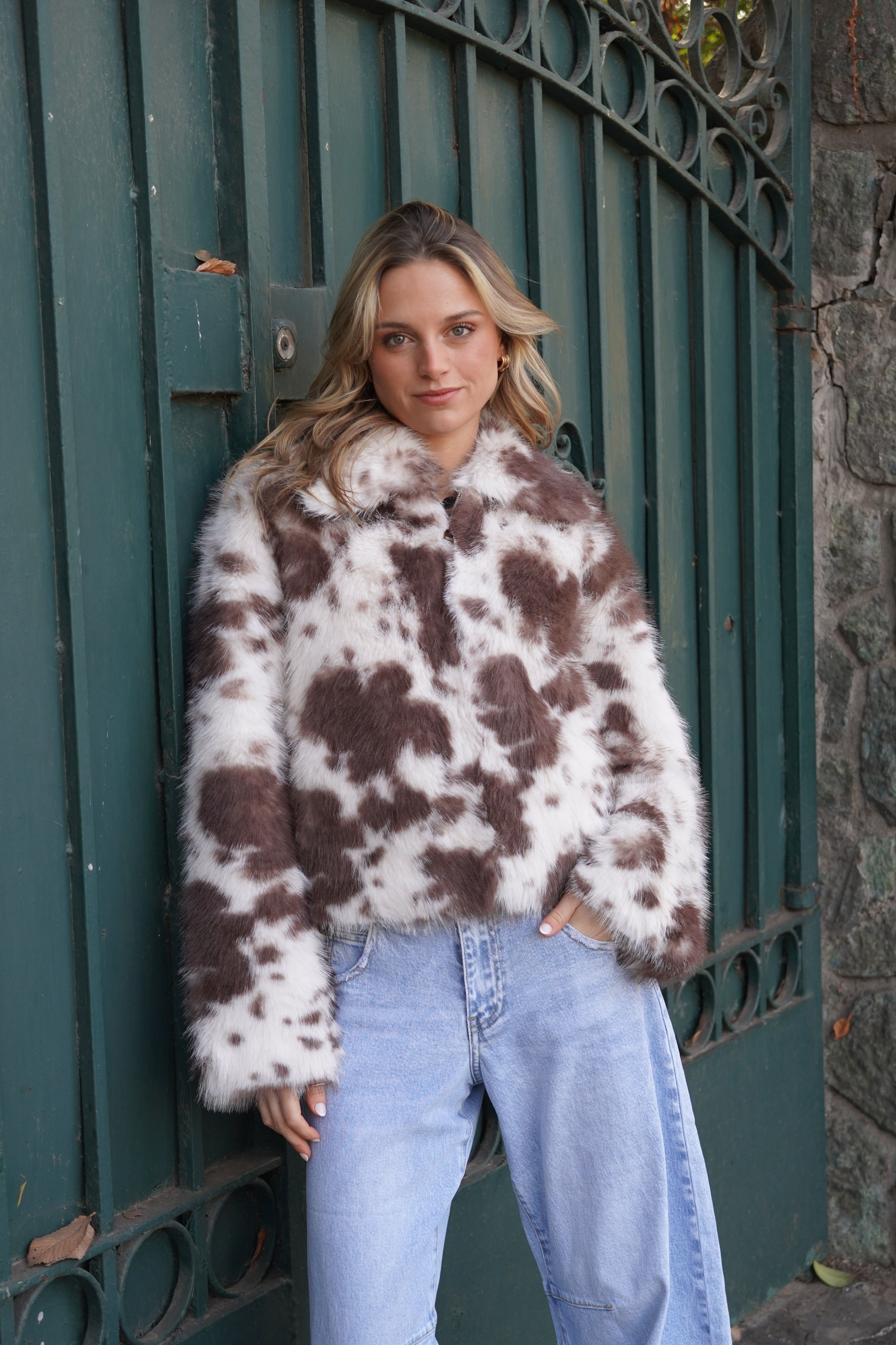 Chaqueta corta peluda estampado vaquita café blanco