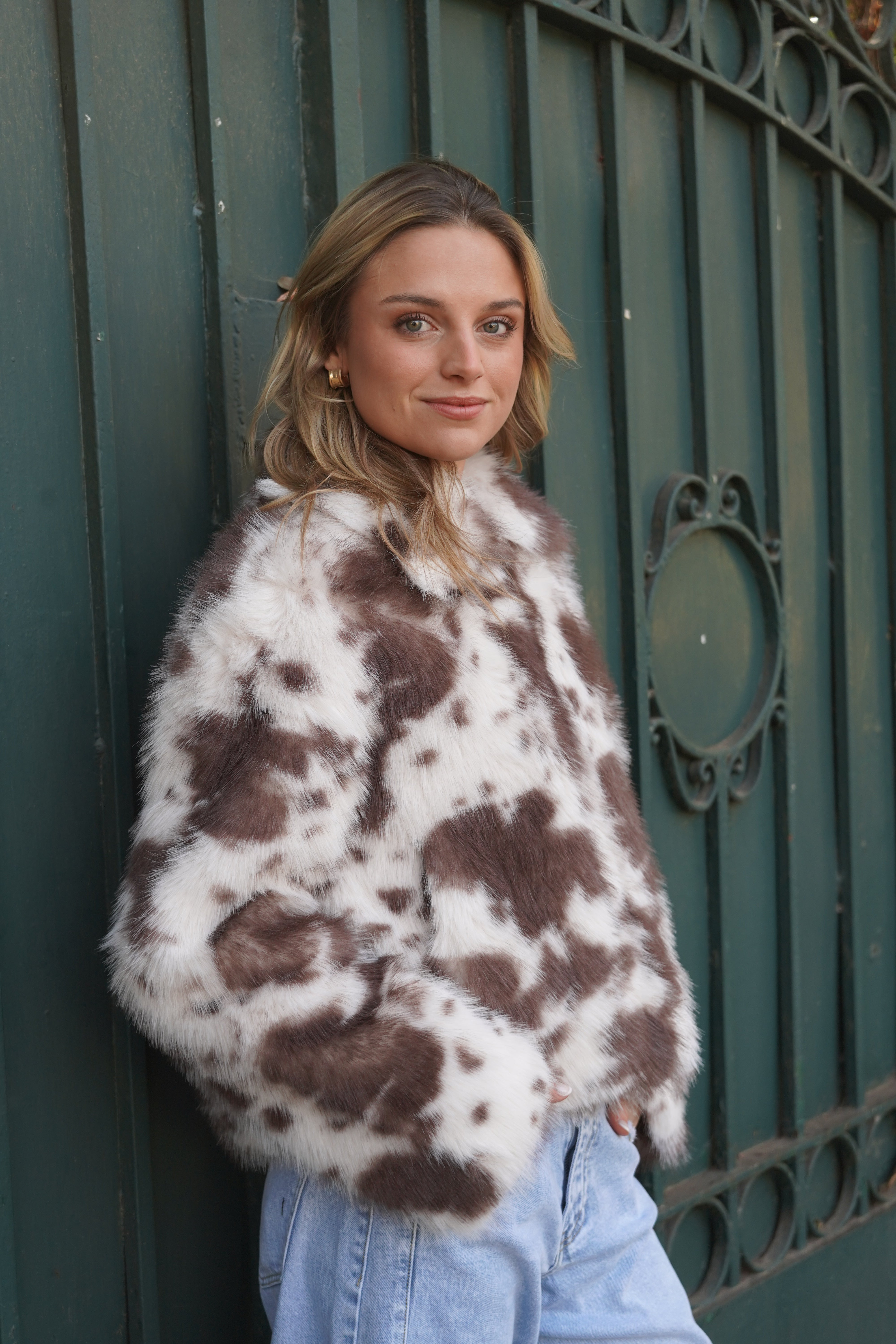 Chaqueta corta peluda estampado vaquita café blanco