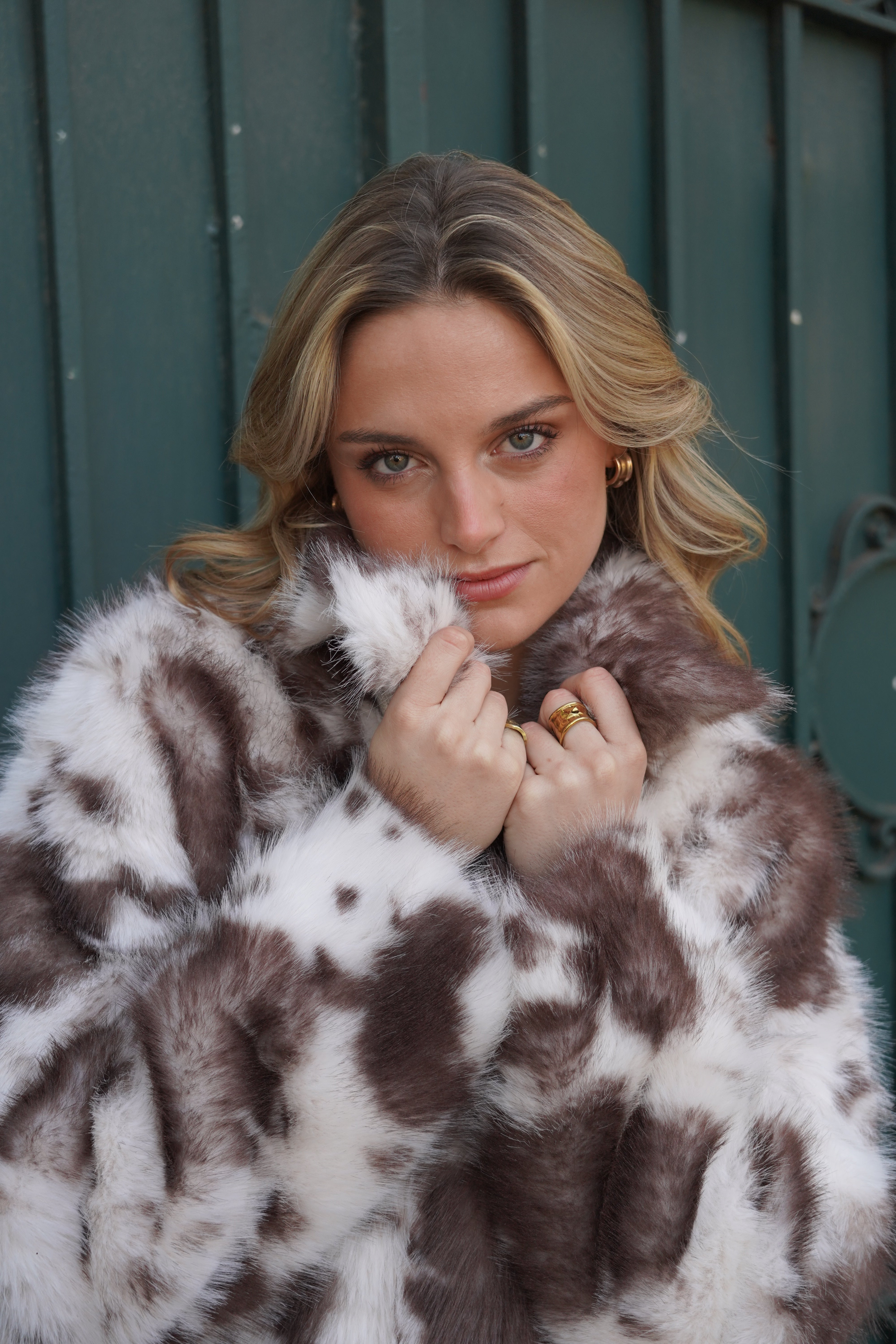 Chaqueta corta peluda estampado vaquita café blanco