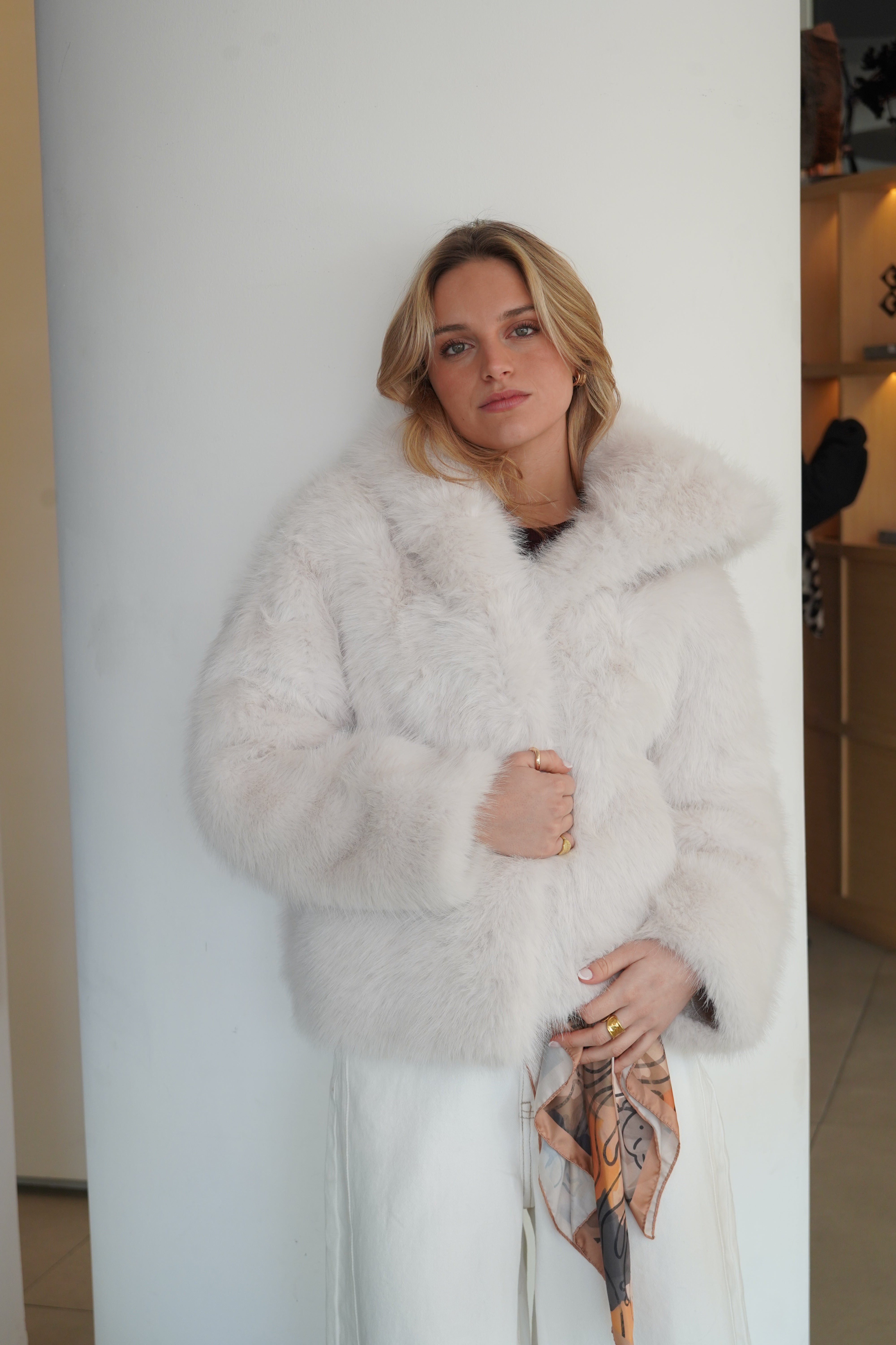 Chaqueta corta peluda con capucha blanco