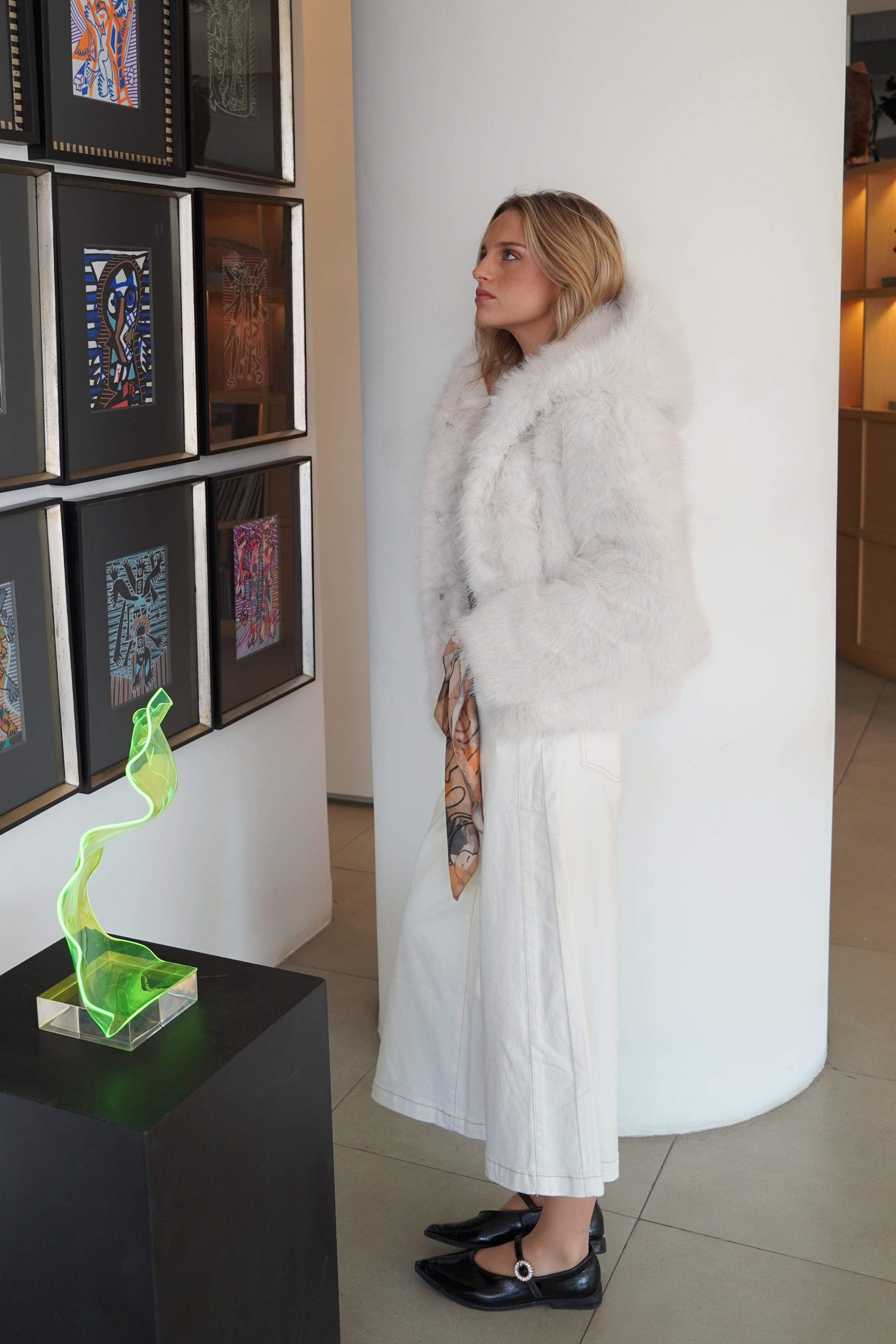 Chaqueta corta peluda con capucha blanco