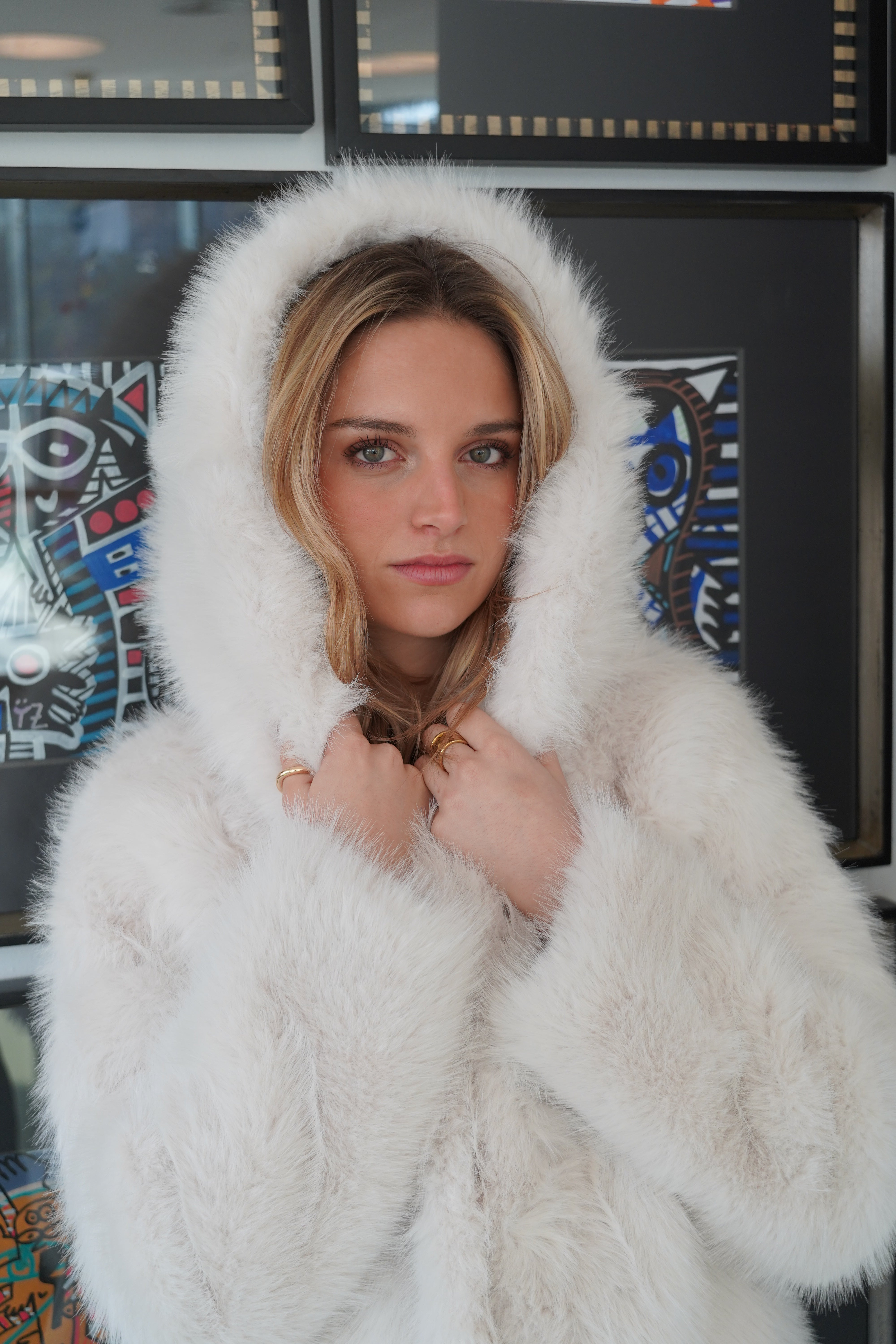 Chaqueta corta peluda con capucha blanco