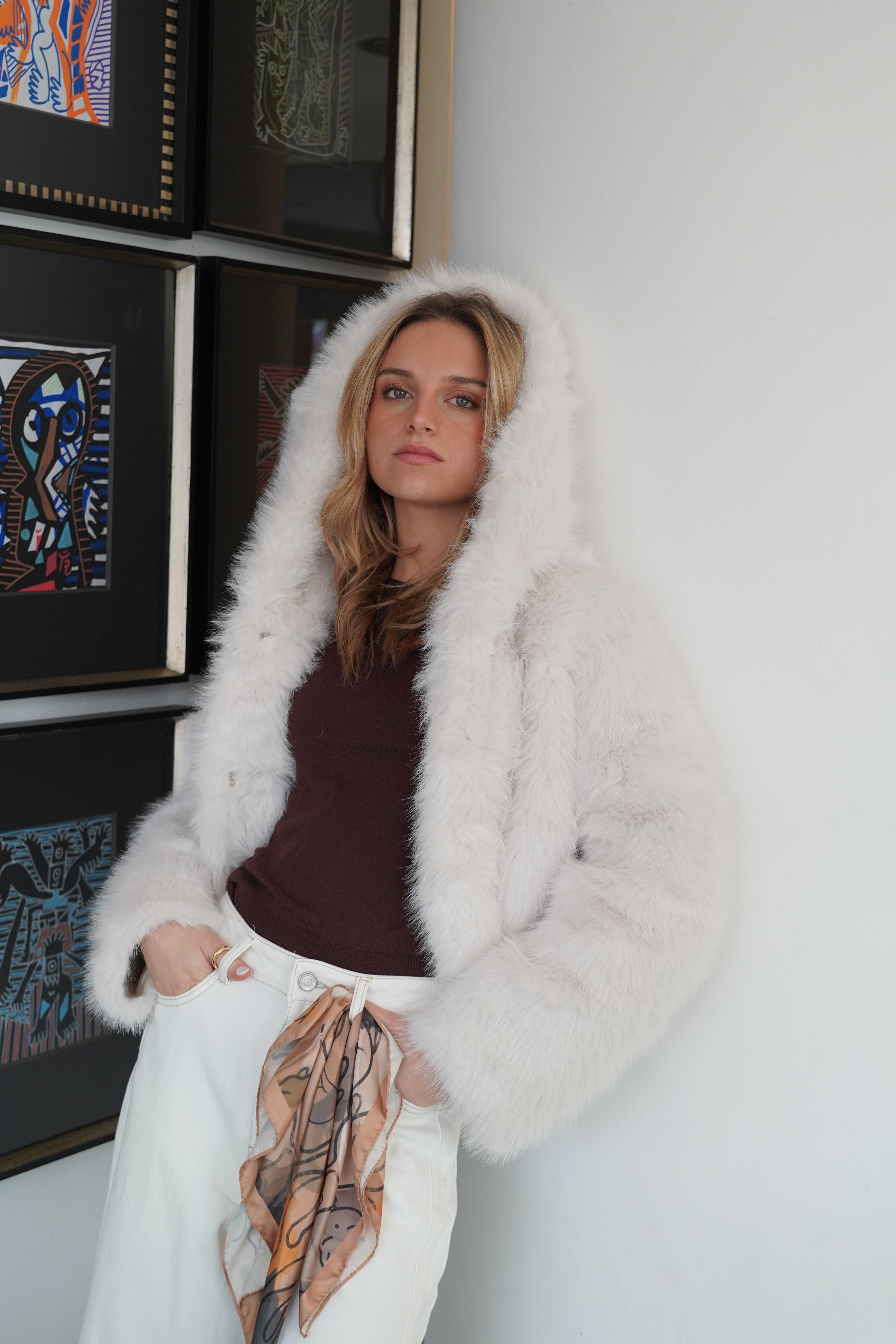 Chaqueta corta peluda con capucha blanco