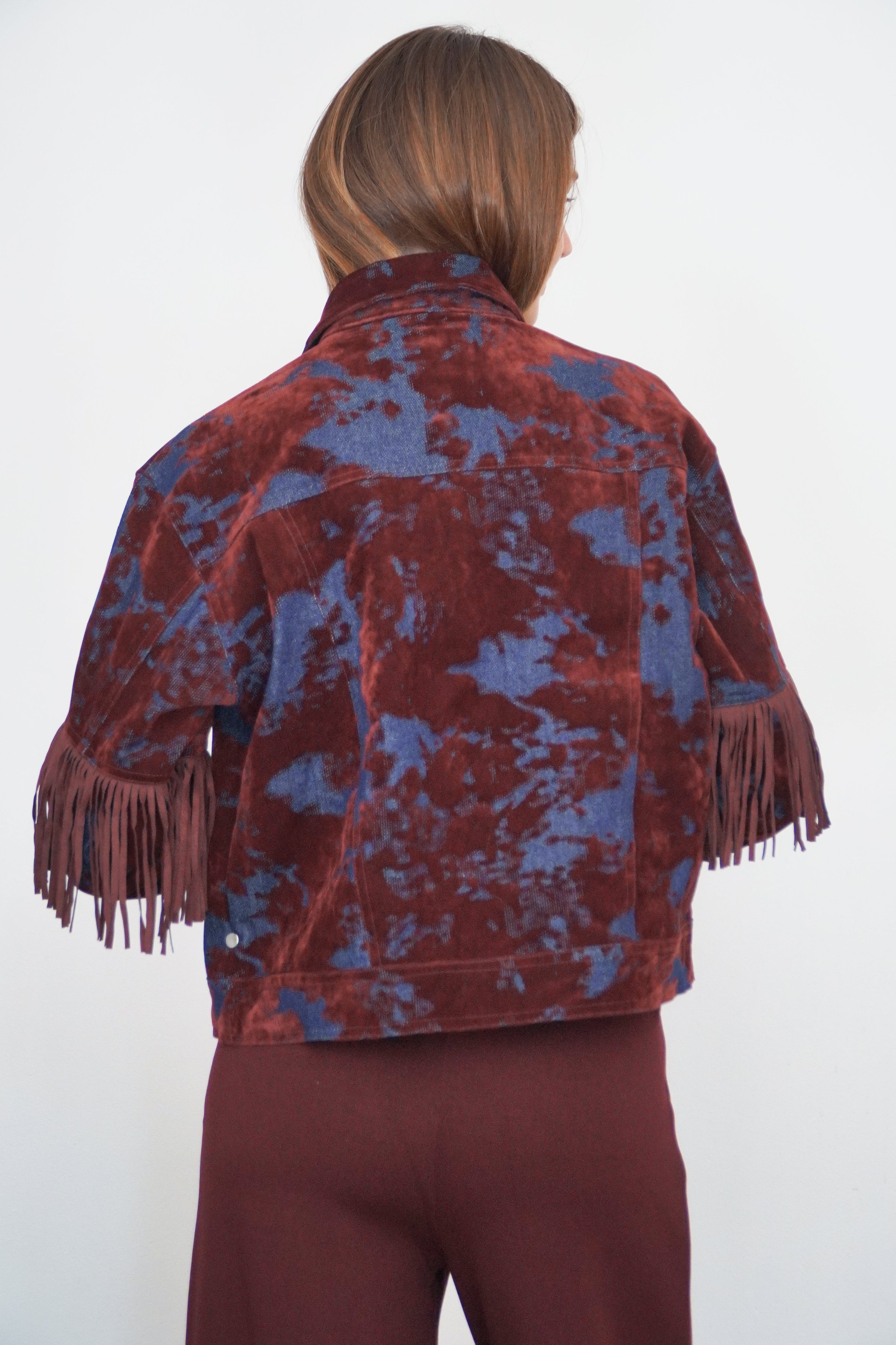 Chaqueta burdeo cotele jean corta con flecos y botones dorados