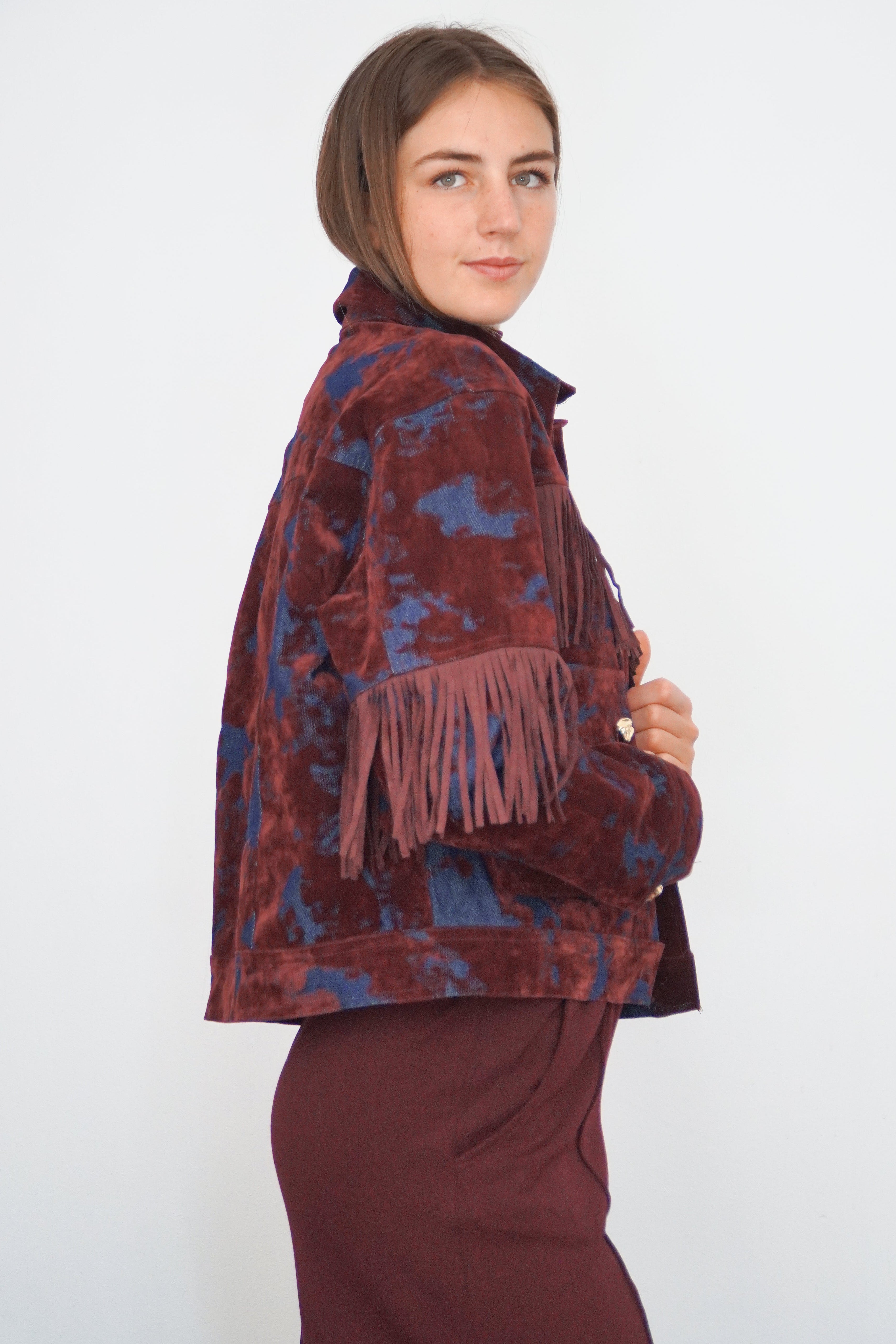 Chaqueta burdeo cotele jean corta con flecos y botones dorados