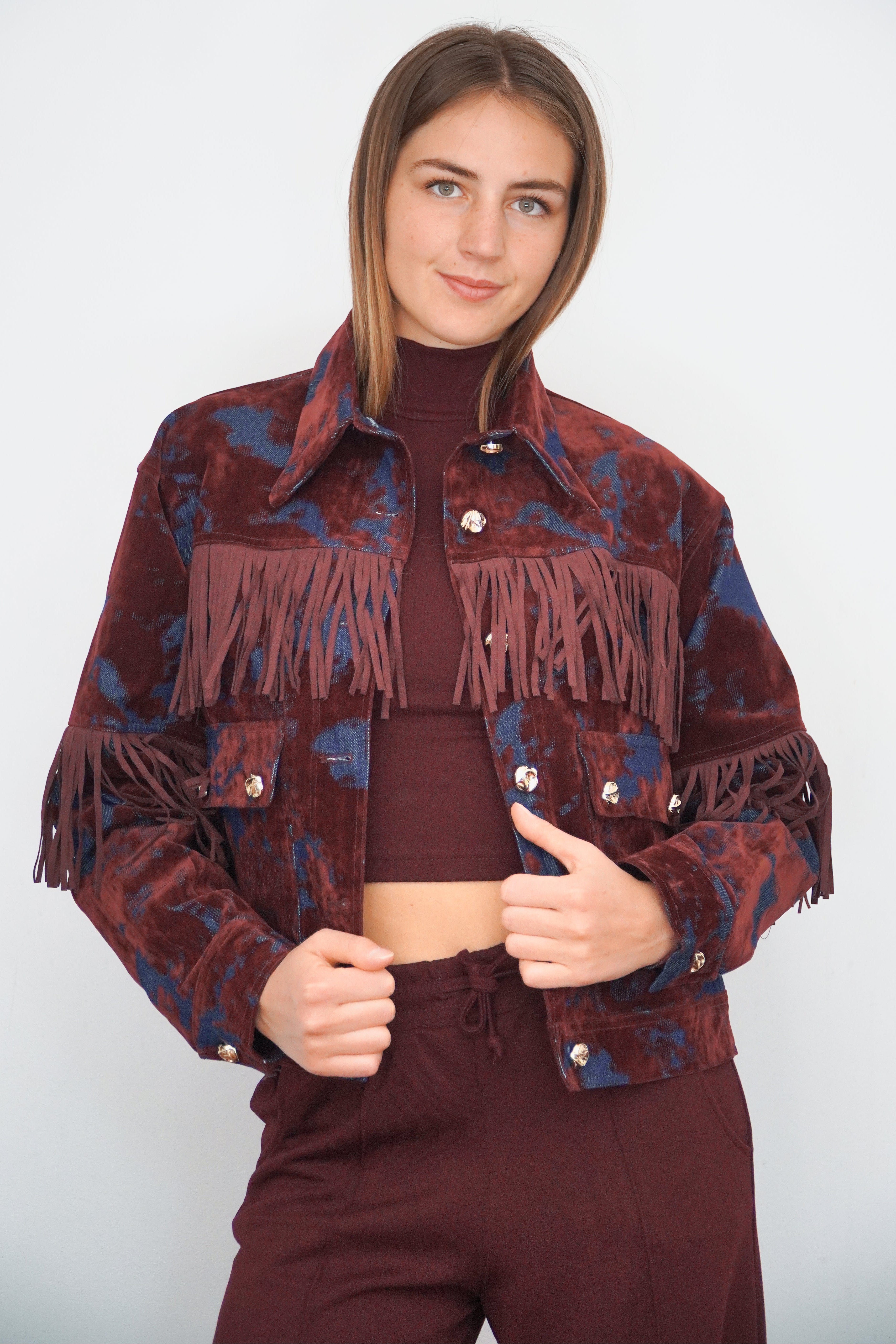 Chaqueta burdeo cotele jean corta con flecos y botones dorados