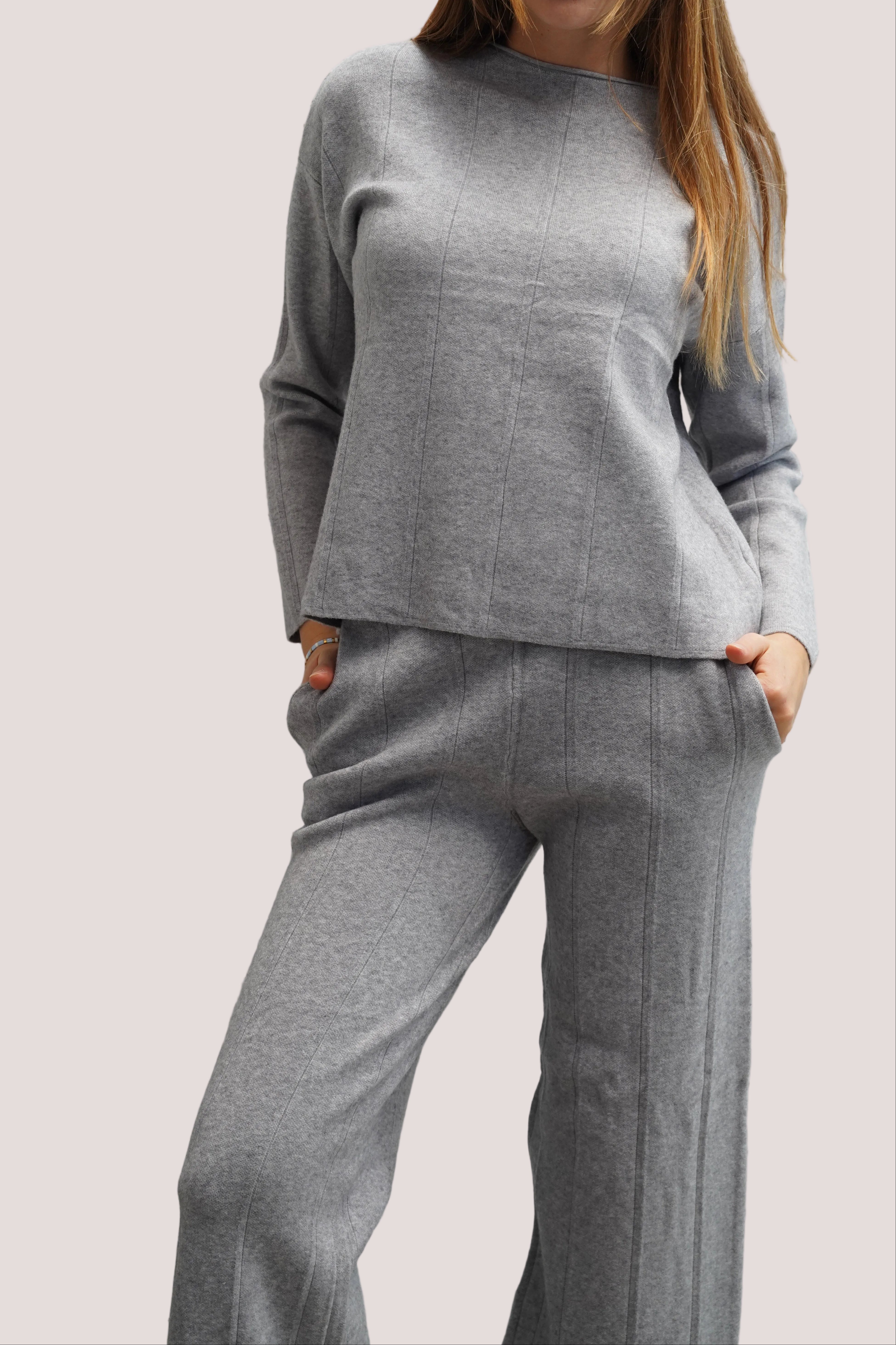 Conjunto chaleco cuello redondo pantalón cintura elasticada detalle canalé delgado gris
