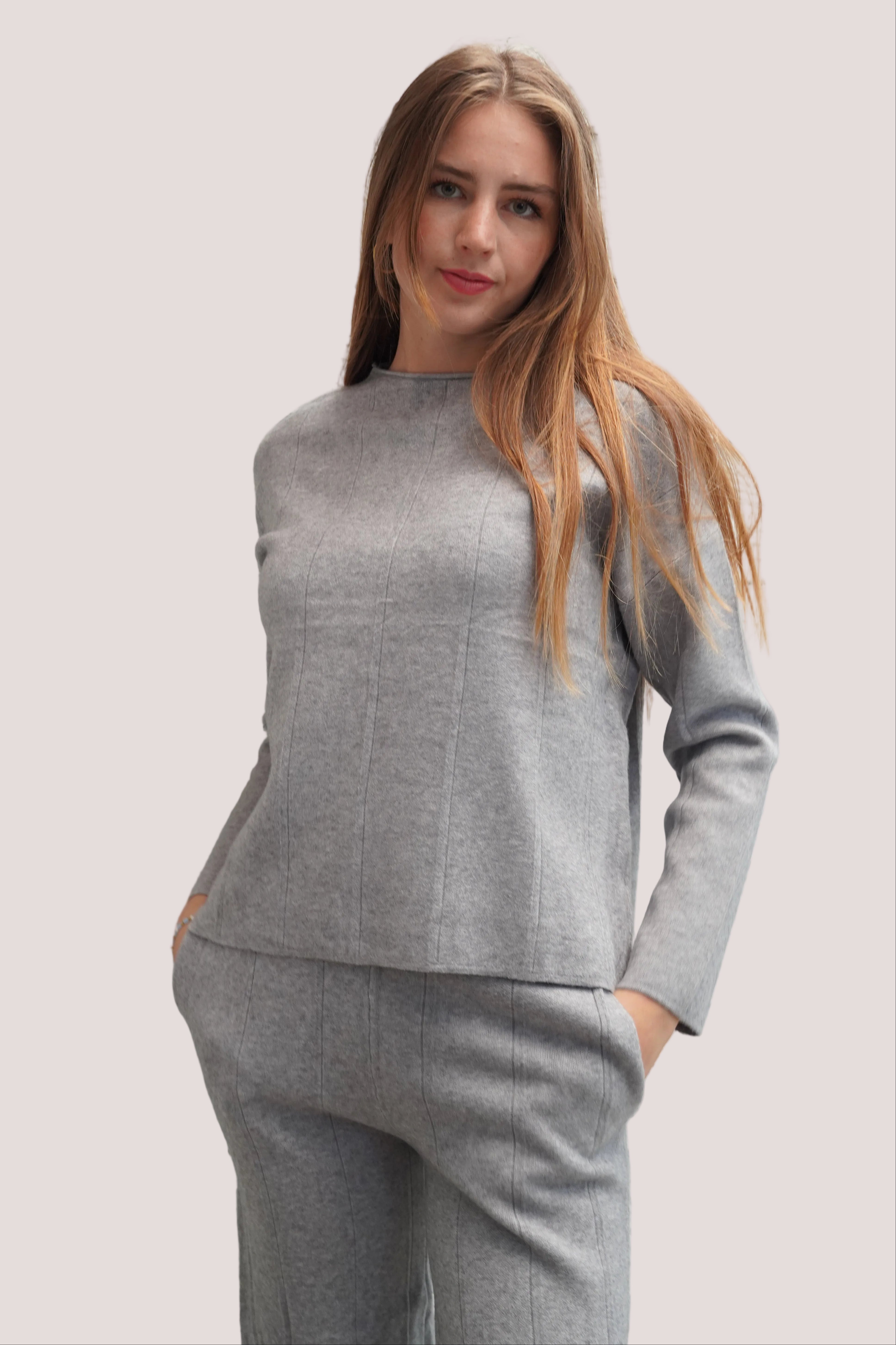 Conjunto chaleco cuello redondo pantalón cintura elasticada detalle canalé delgado gris