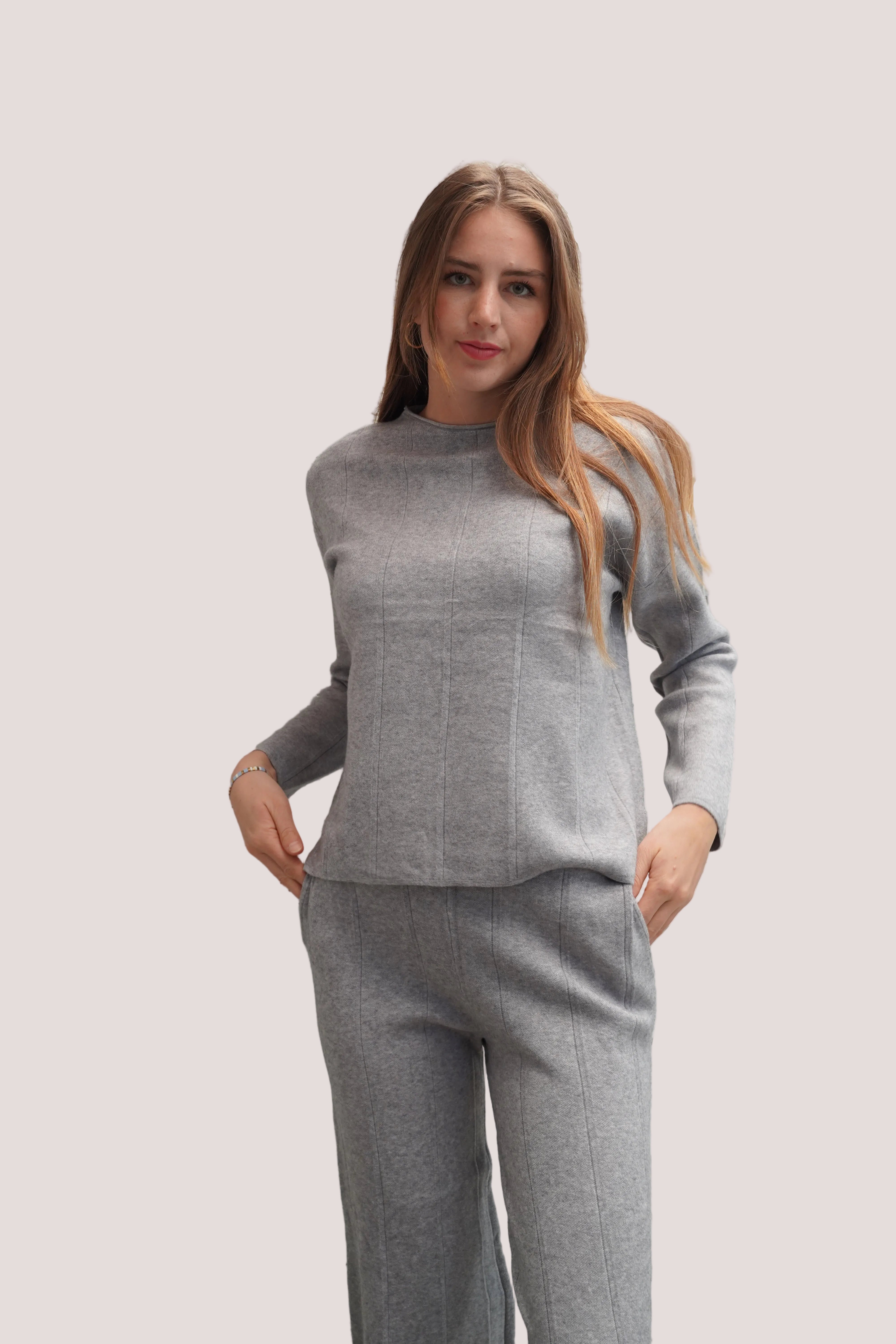 Conjunto chaleco cuello redondo pantalón cintura elasticada detalle canalé delgado gris