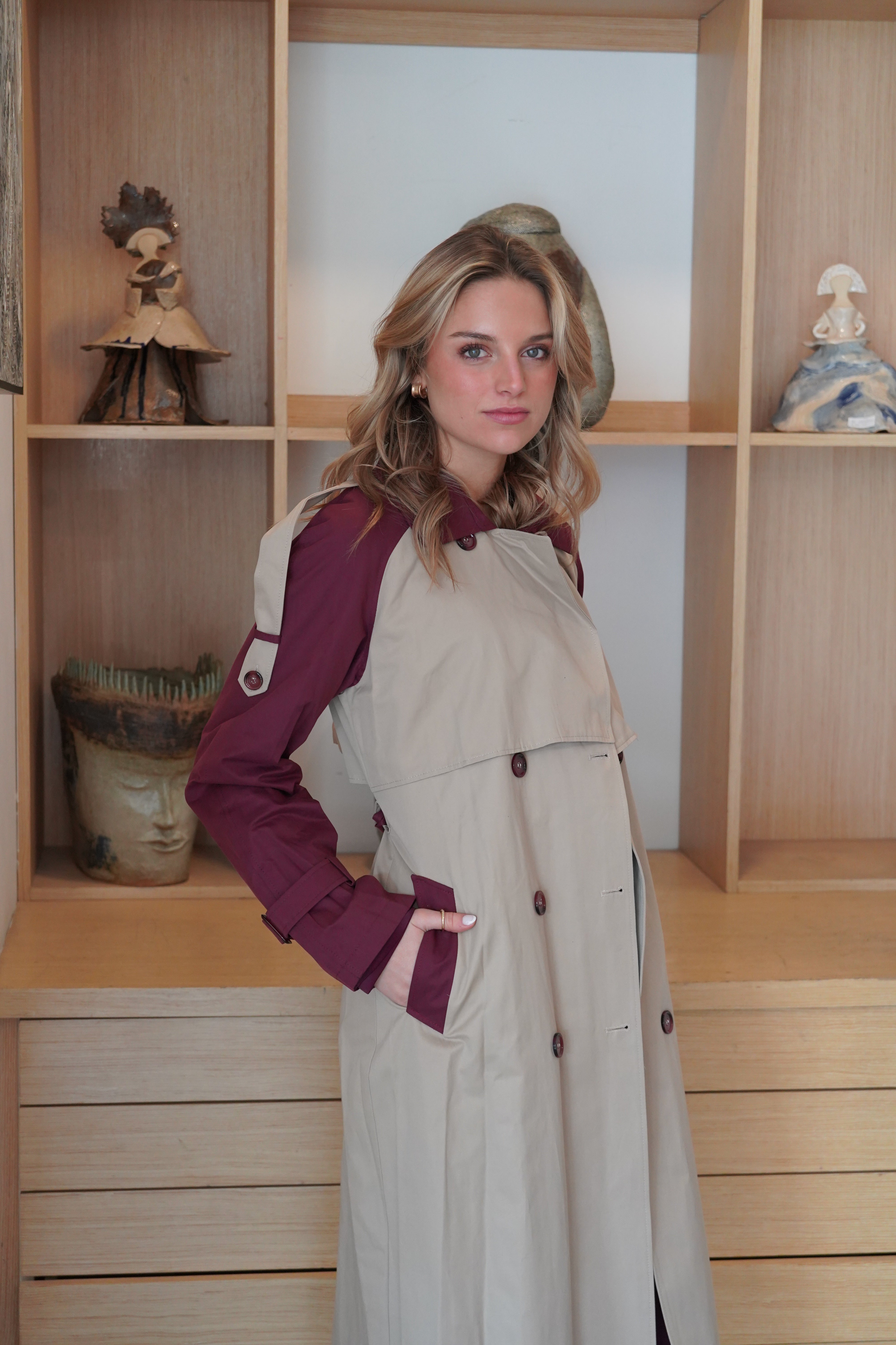 Trench largo botones tipo carey en hombros con cinto burdeo beige