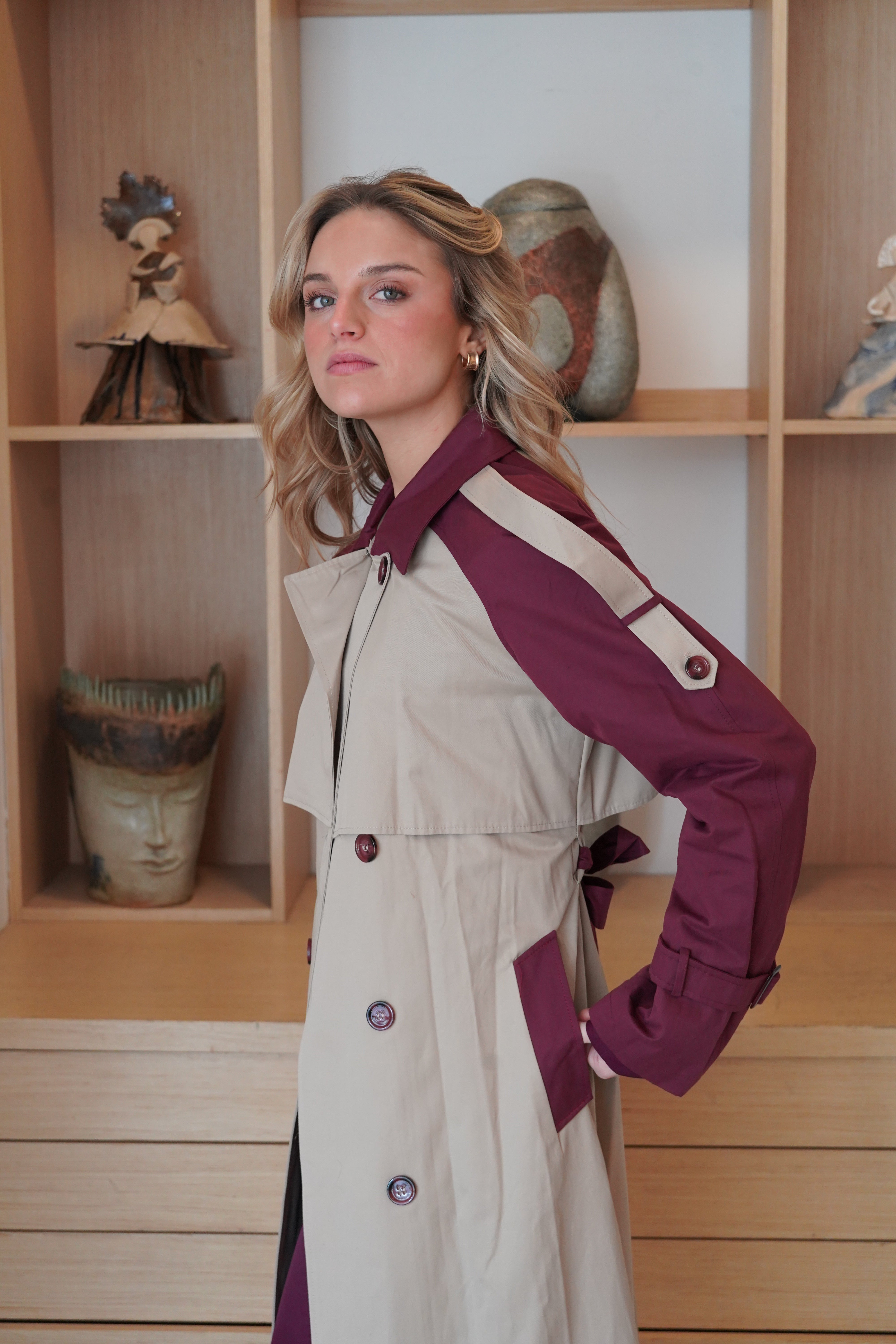 Trench largo botones tipo carey en hombros con cinto burdeo beige