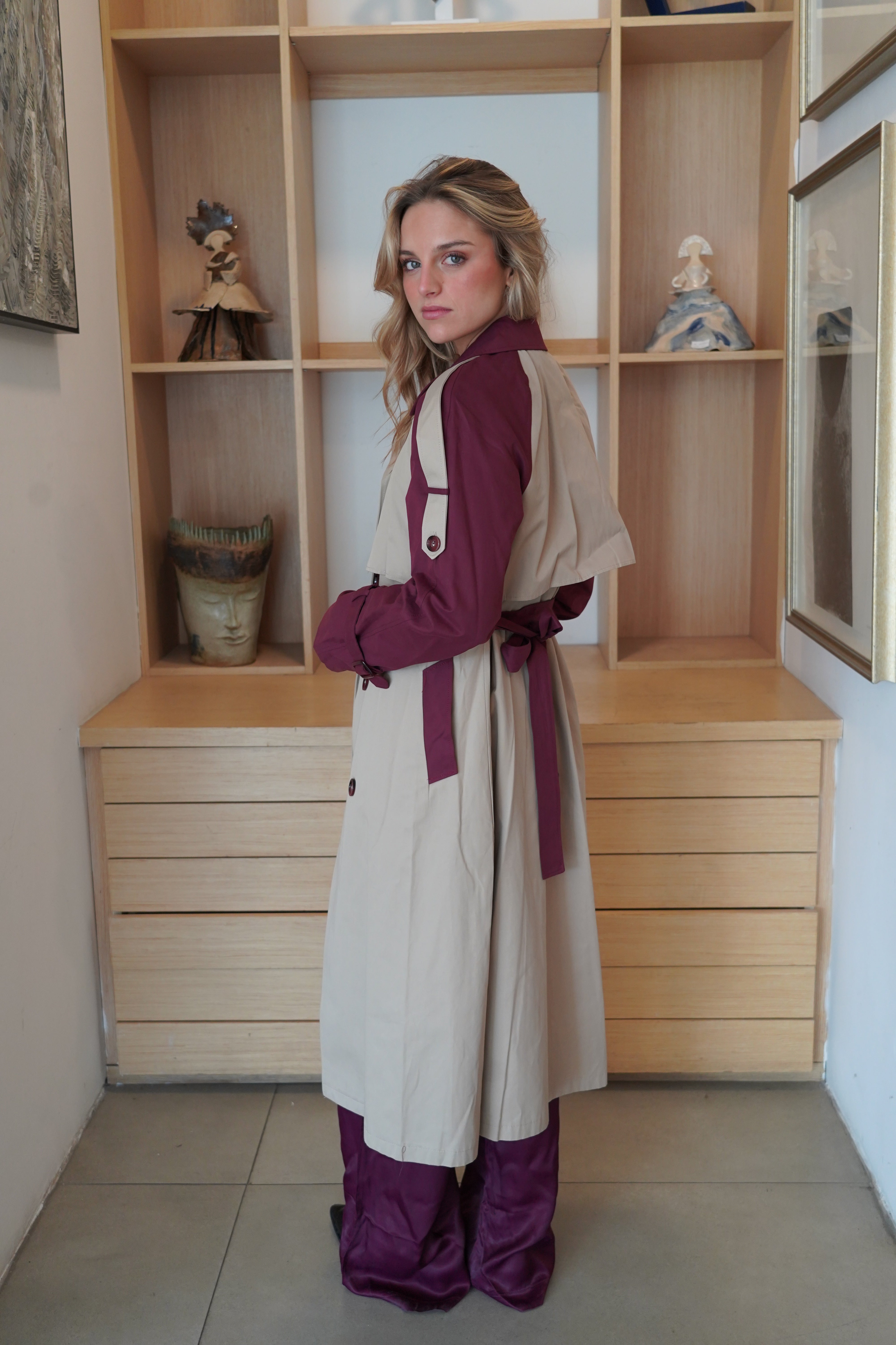 Trench largo botones tipo carey en hombros con cinto burdeo beige