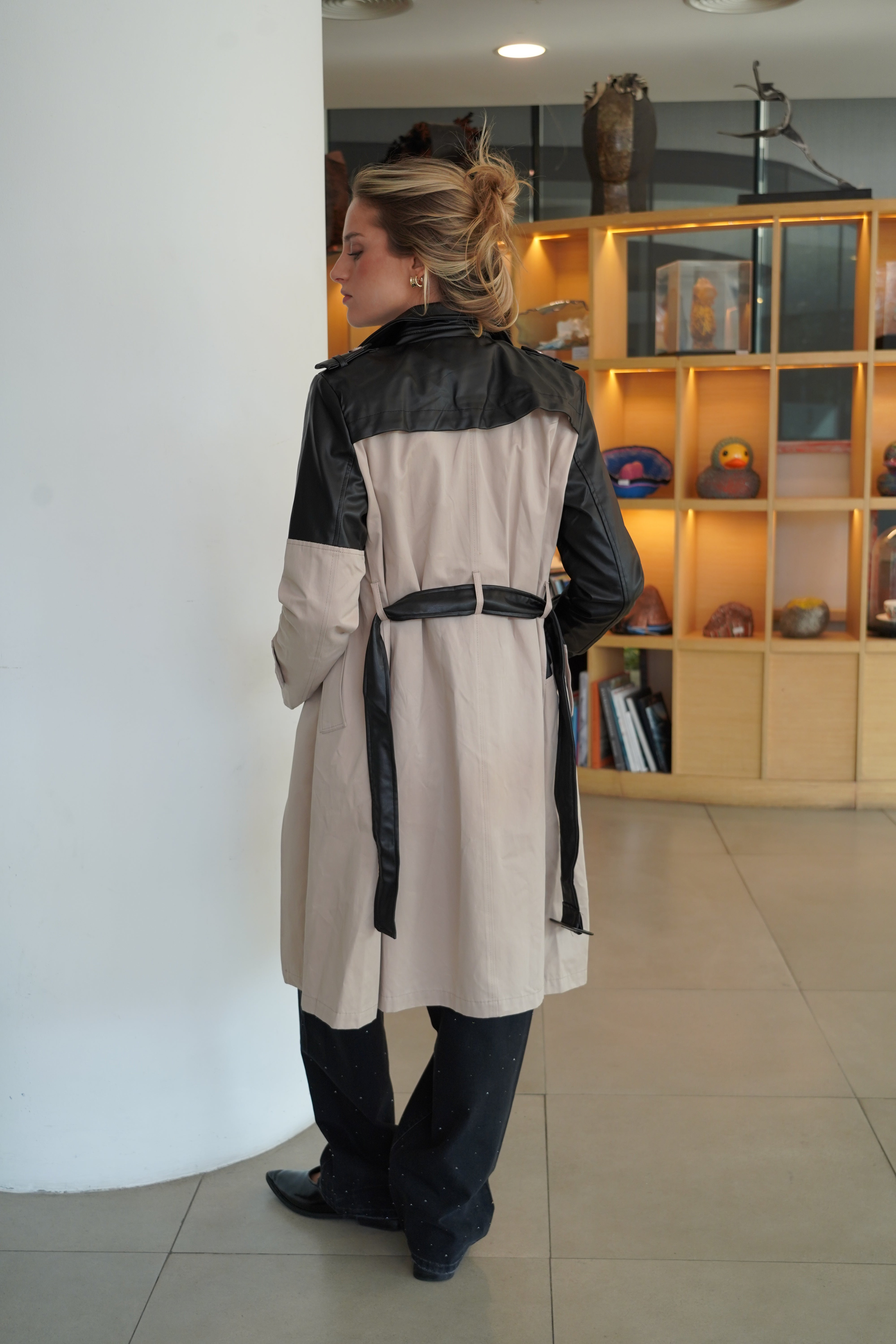 Trench largo con cinto doble textura ecocuero negro beige