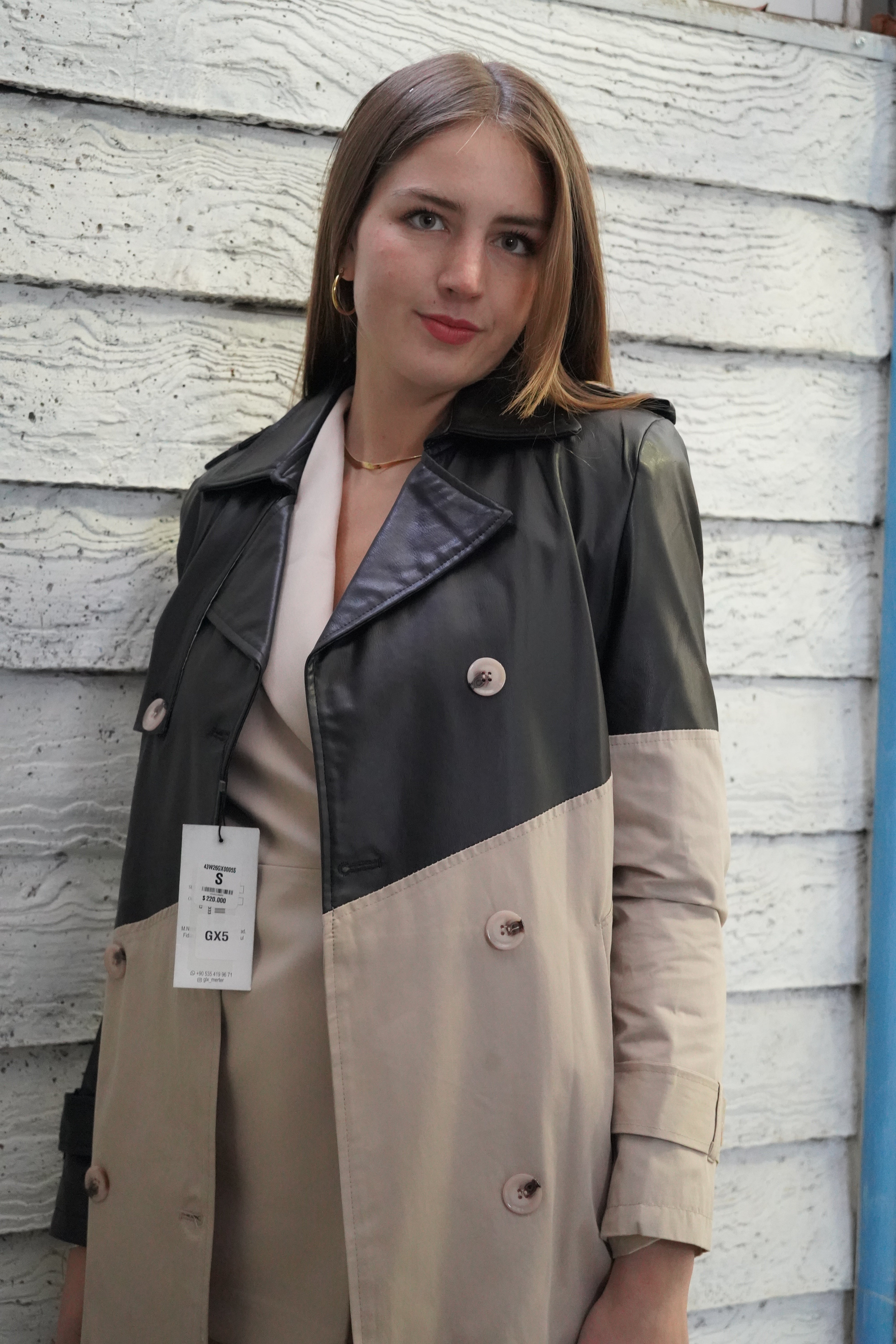 Trench largo con cinto doble textura ecocuero negro beige